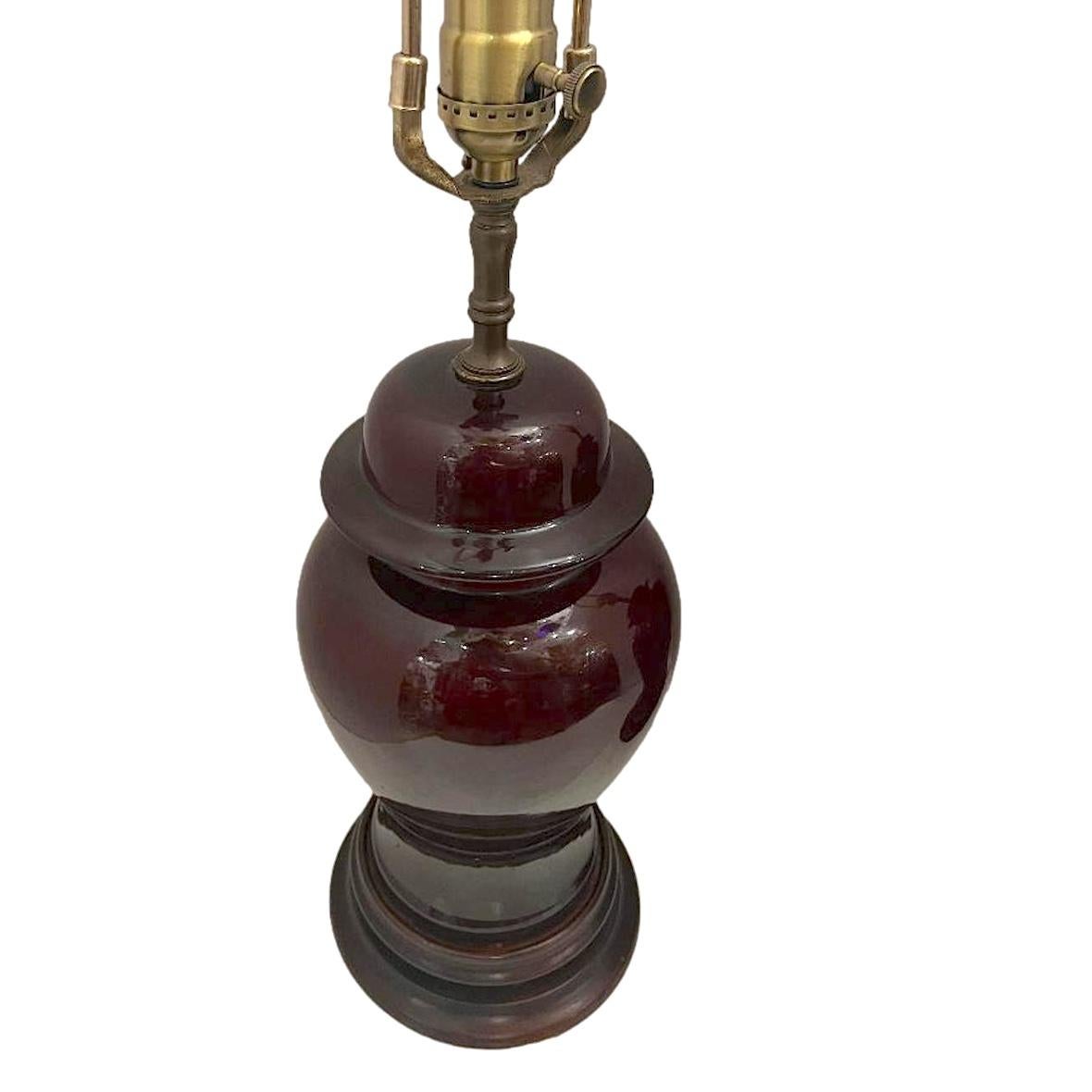 Ein Paar französische Porzellan-Tischlampen mit Holzsockel aus den 1920er Jahren.

Abmessungen:
Höhe des Körpers: 13