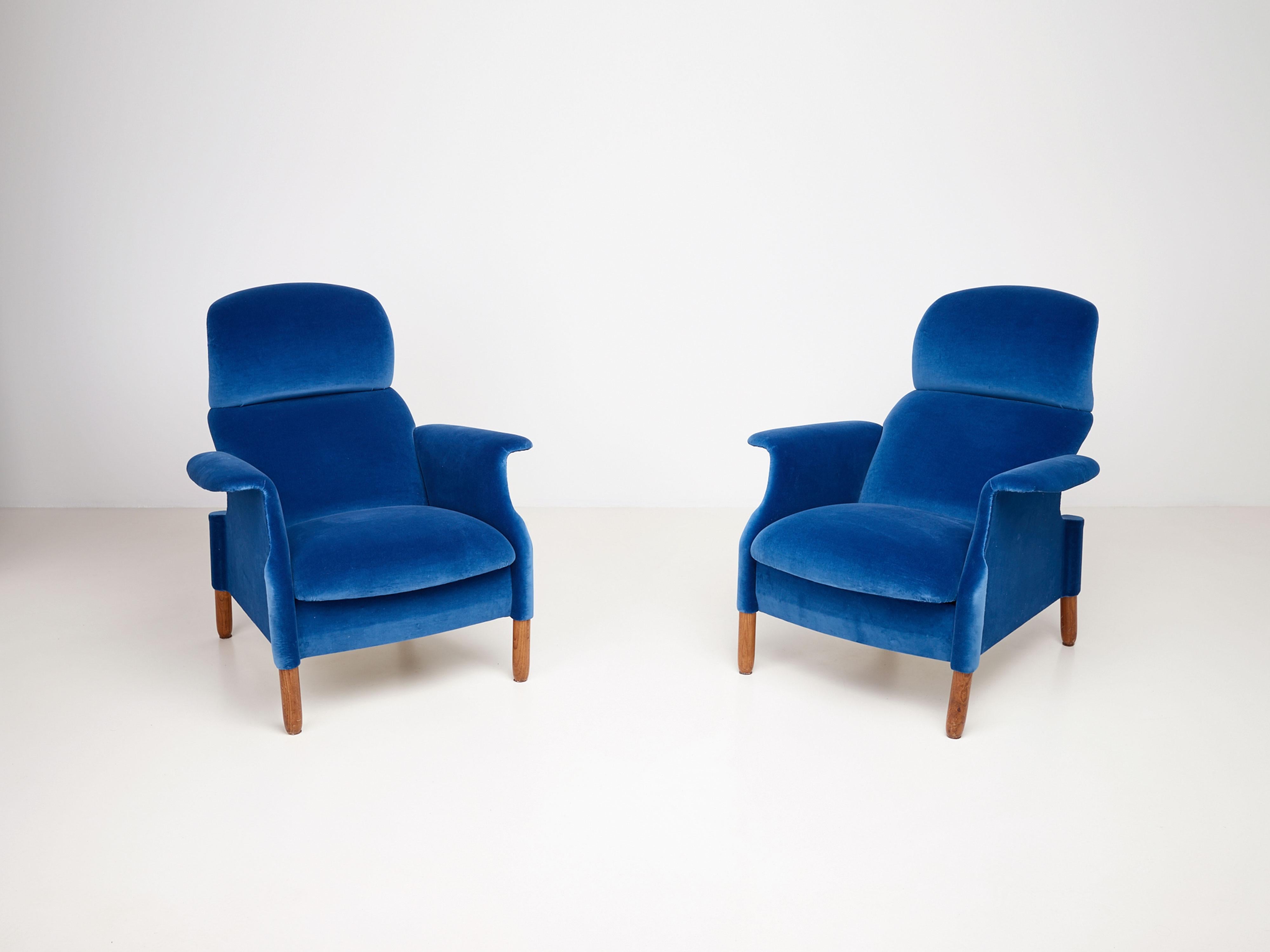 Pair of Sanluca armchairs by Achille and Pier Giacomo Castiglioni dating back to Gavina’s production, recently upholstered in cotton velvet. Each armchair is made of separate wooden curved pieces, connected to each other by screws. Polyurethane