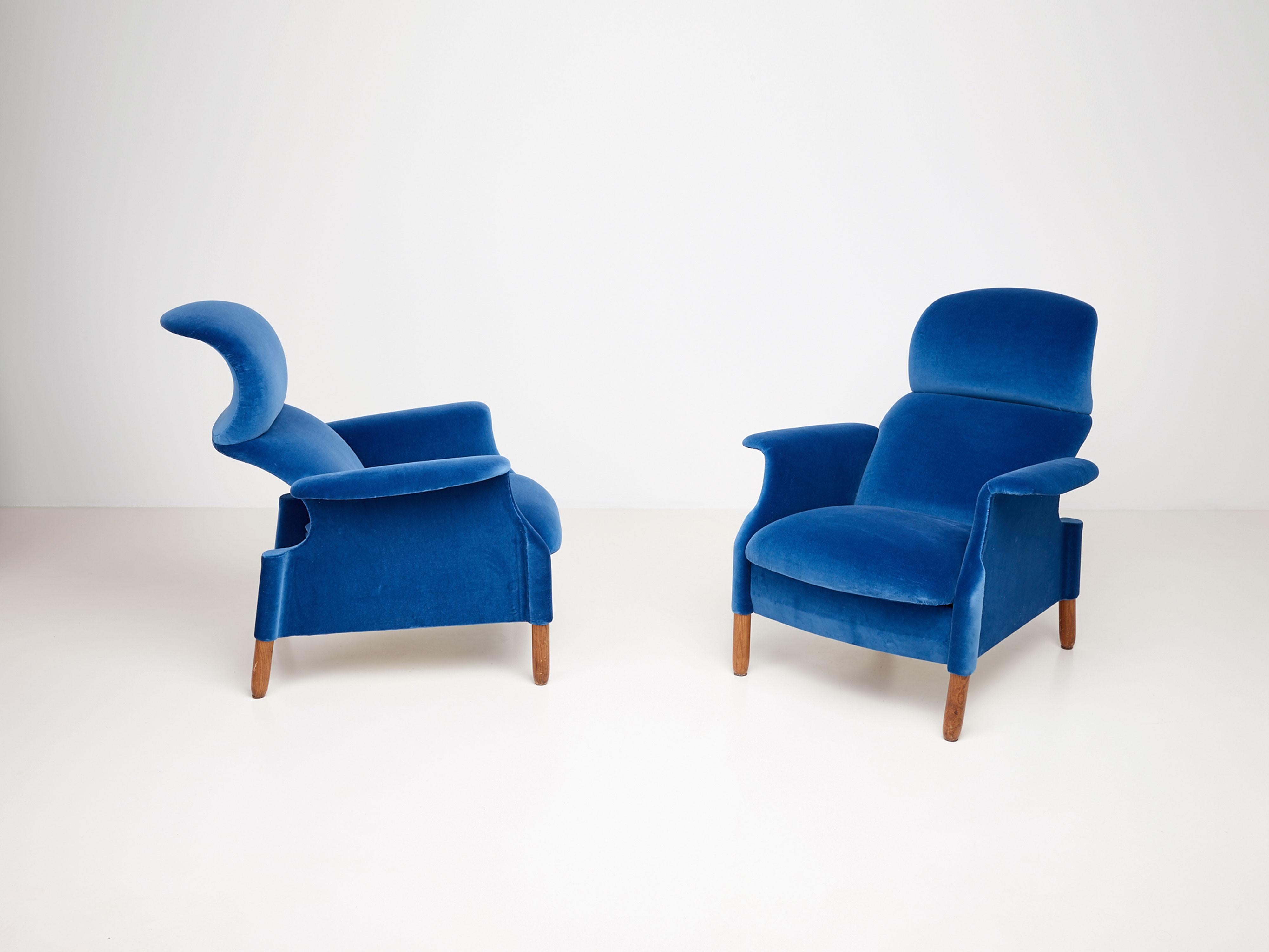 Mid-Century Modern Pair of Sanluca Armchairs by Achille and Pier Giacomo Castiglioni in Blue Velvet For Sale