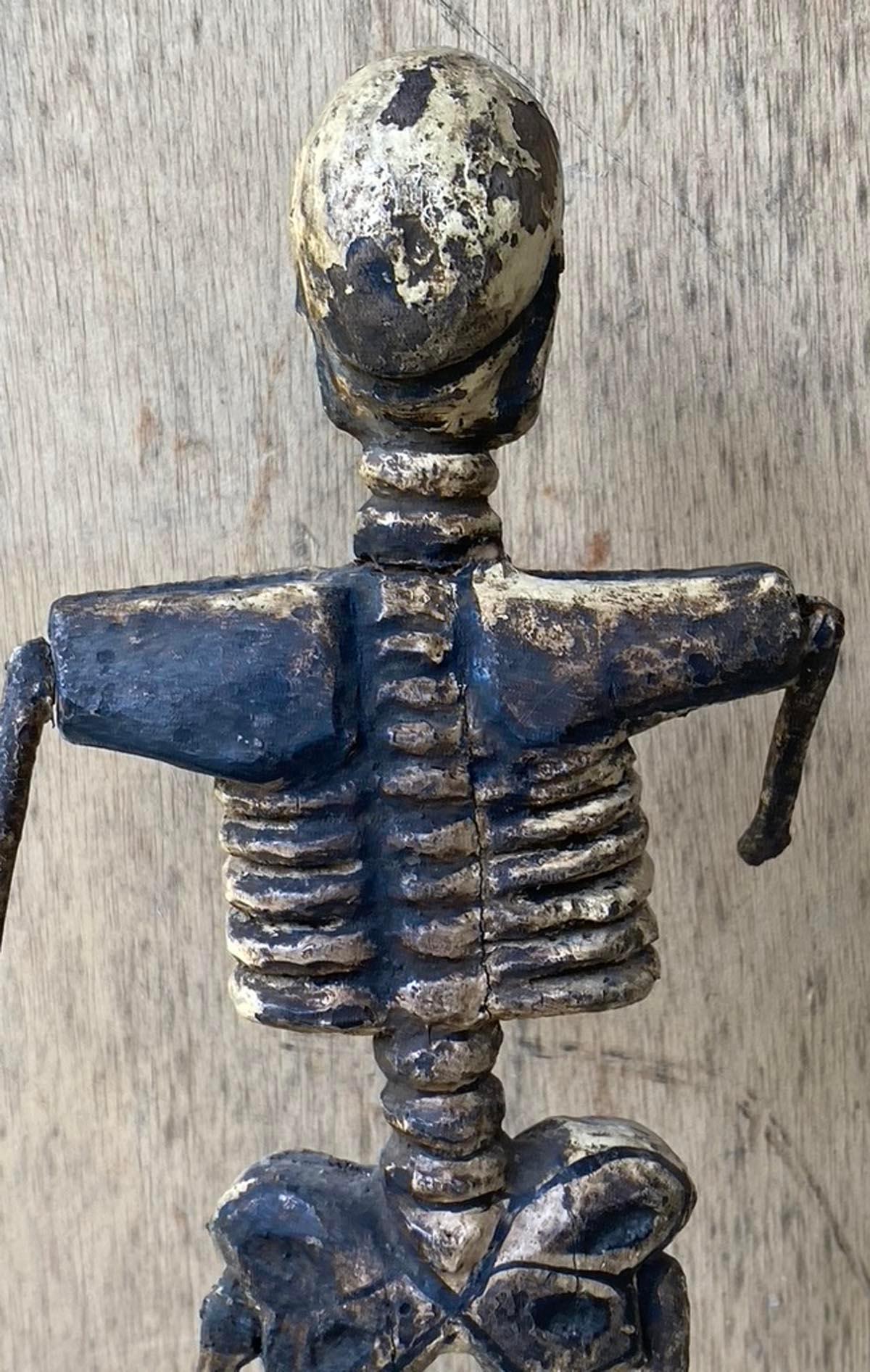Paar Santa-Muerte-Figuren, Guatemala im Angebot 3