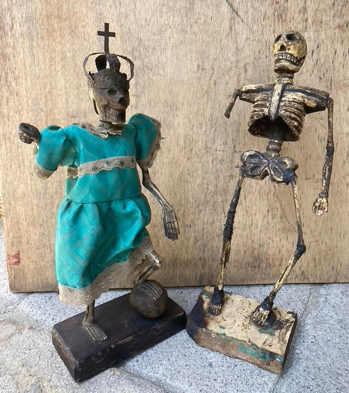 Dieses beeindruckende Paar guatemaltekischer Skelettfiguren - eine männliche und eine weibliche Darstellung von Santa Muerte - verkörpert die ehrfürchtige und komplexe Beziehung zwischen Tod, Schutz und Heilung in der volksreligiösen Praxis. Die
