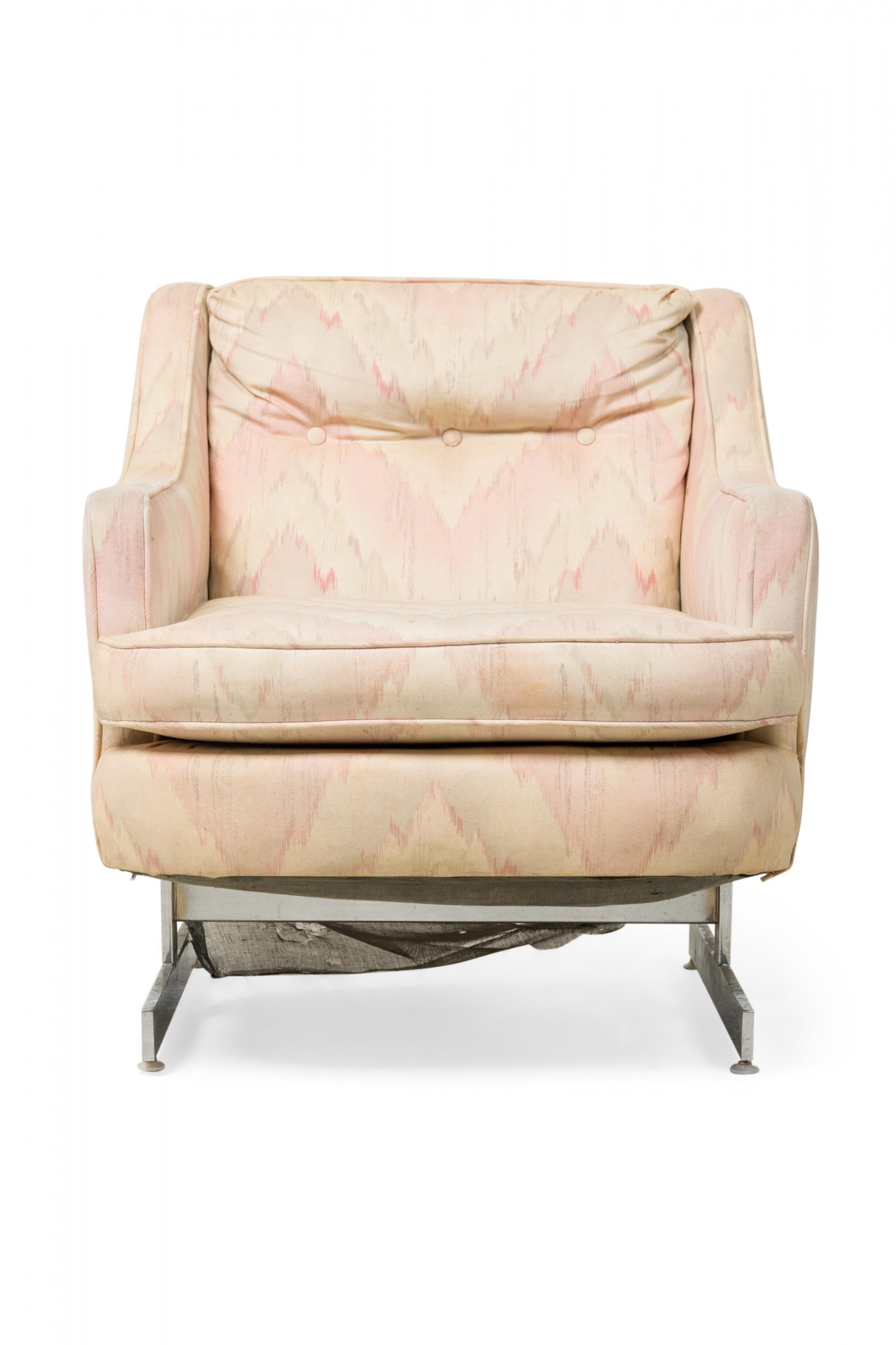 Paar italienische Saporiti-Sessel aus silbernem, poliertem Metall mit beigefarbener Polsterung (Moderne der Mitte des Jahrhunderts) im Angebot