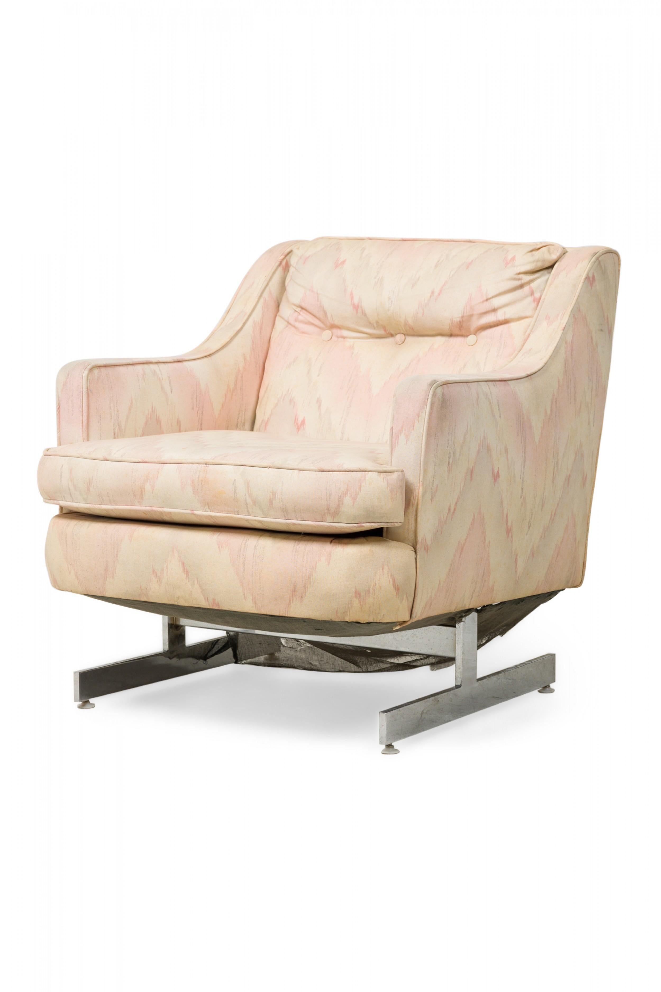 Paar italienische Saporiti-Sessel aus silbernem, poliertem Metall mit beigefarbener Polsterung im Zustand „Gut“ im Angebot in New York, NY