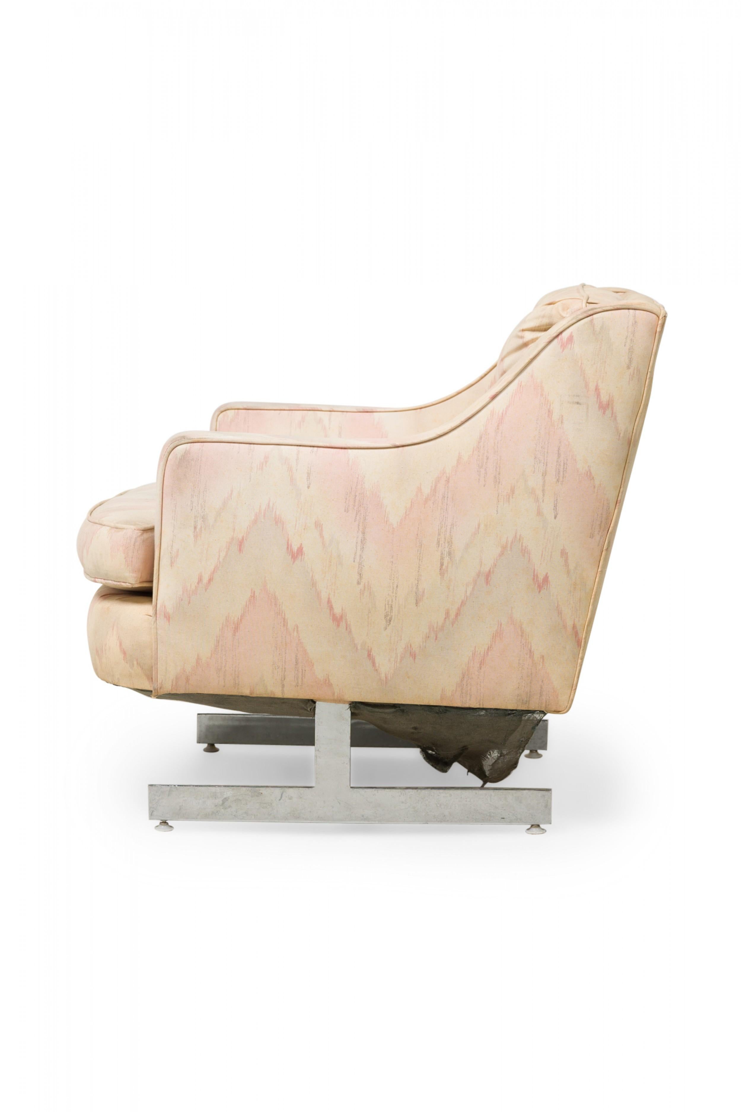 Paar italienische Saporiti-Sessel aus silbernem, poliertem Metall mit beigefarbener Polsterung (20. Jahrhundert) im Angebot