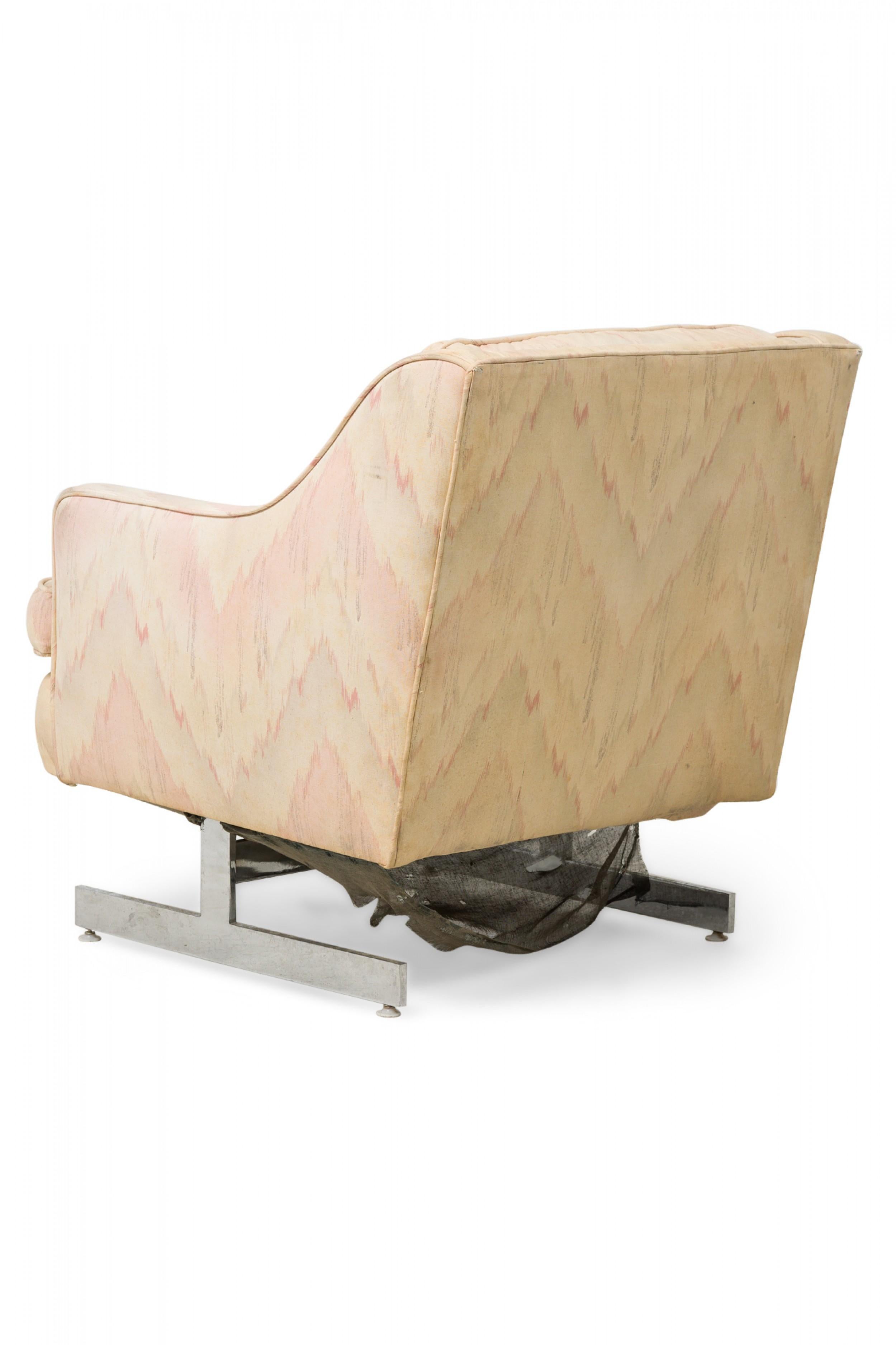 Paar italienische Saporiti-Sessel aus silbernem, poliertem Metall mit beigefarbener Polsterung im Angebot 1
