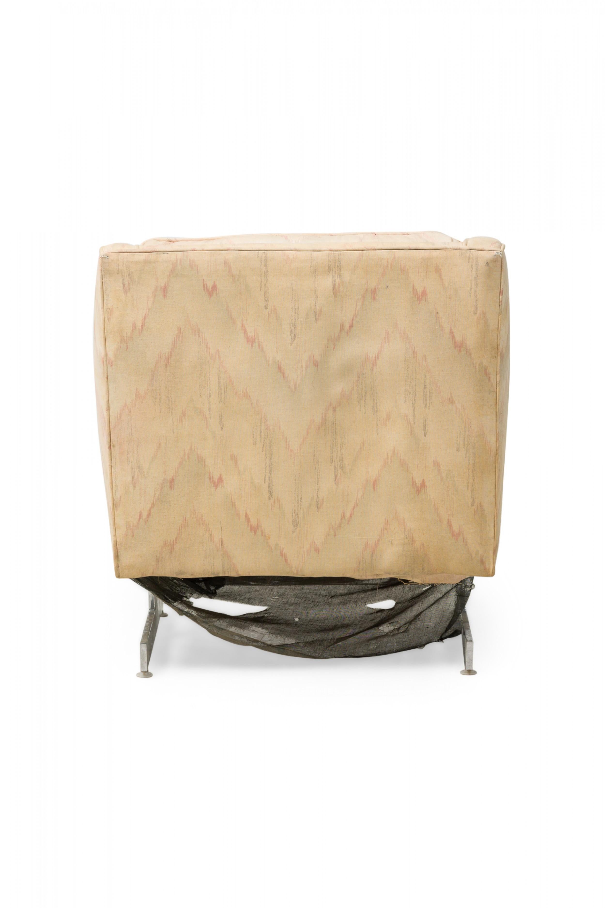 Paar italienische Saporiti-Sessel aus silbernem, poliertem Metall mit beigefarbener Polsterung im Angebot 2