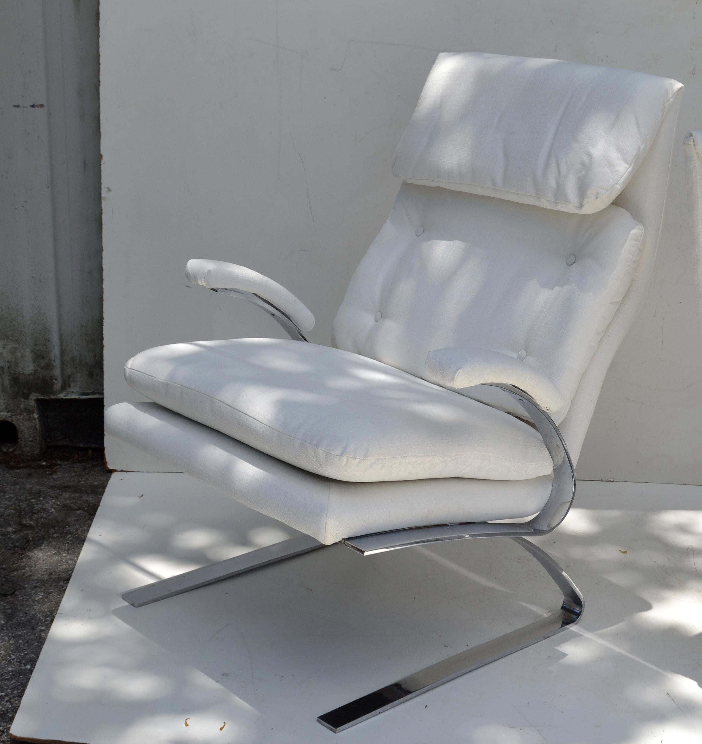 Paire de chaises longues cantilever de style Saporiti tapissées de bouclé blanc cassé, 1980 en vente 2