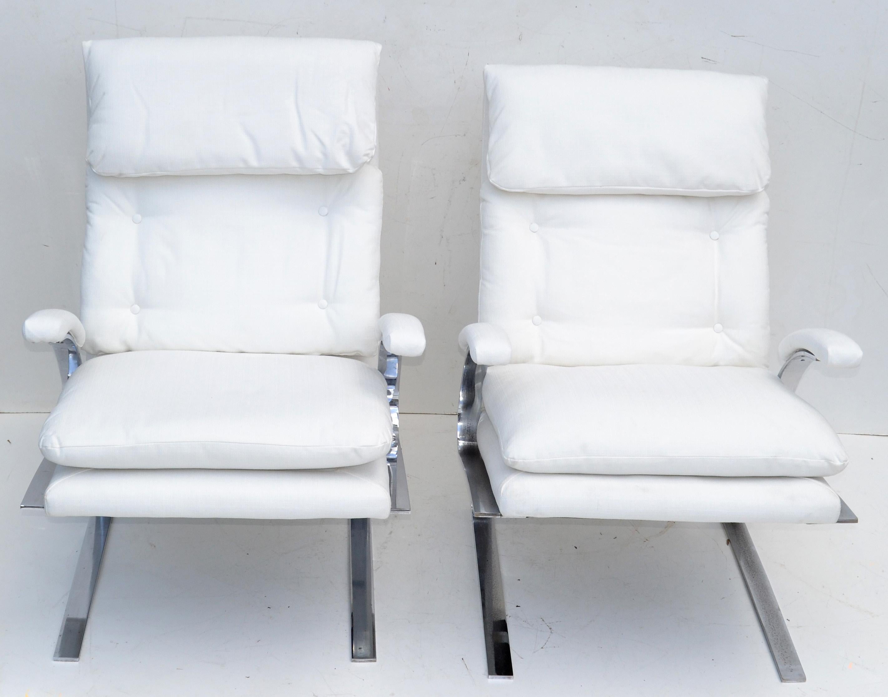 Paire de chaises longues cantilever de style Saporiti tapissées de bouclé blanc cassé, 1980 en vente 6