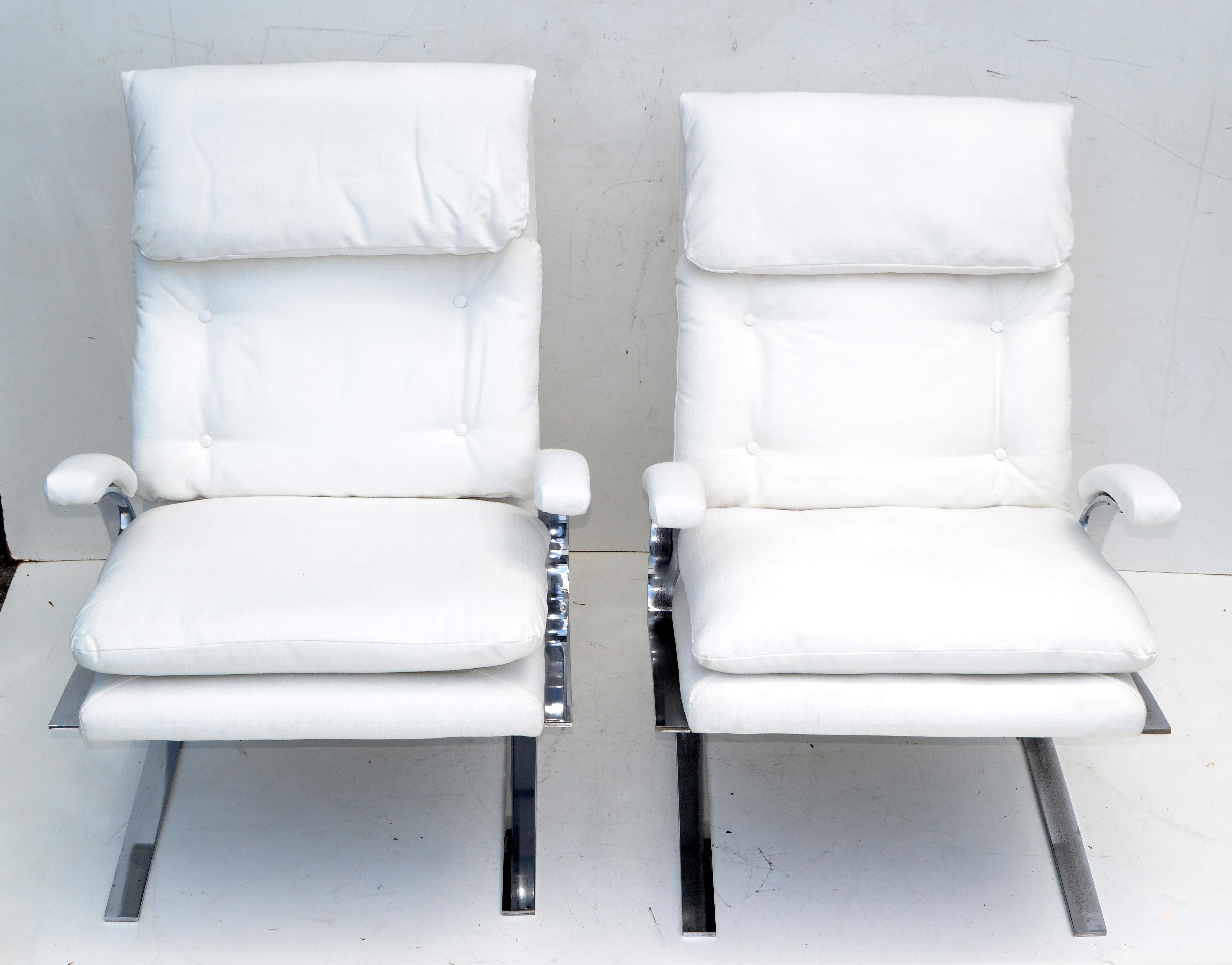 Pair of Saporiti style Cantilever lounge chairs in polished chrome with off white Bouclé Fabric.
Italian Mid-Century Modern design for any interior design.
The pair is ready for a new Home.
Measures: 
Arm height: 25 inches.
Seat height: 21