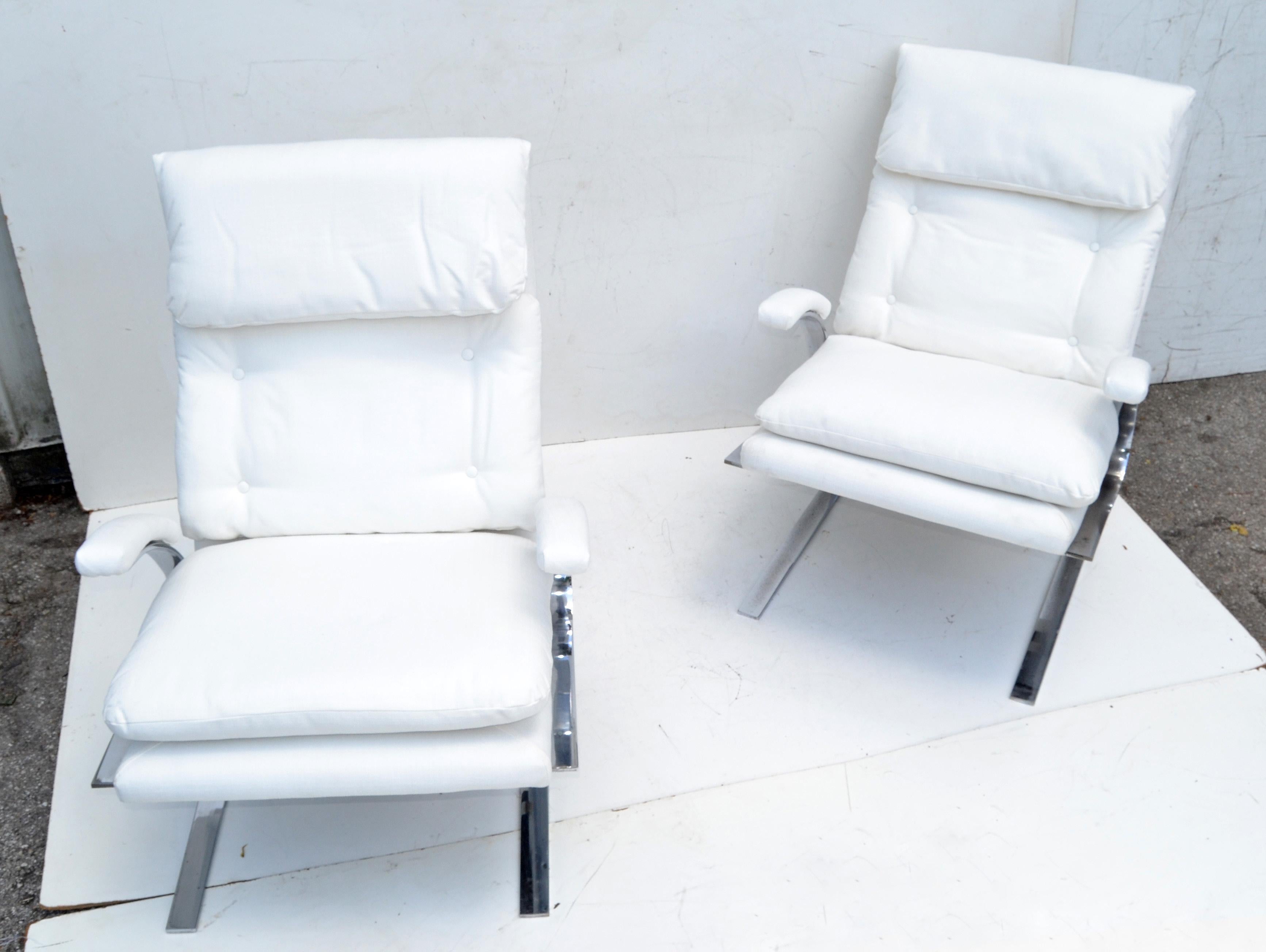 Mid-Century Modern Paire de chaises longues cantilever de style Saporiti tapissées de bouclé blanc cassé, 1980 en vente