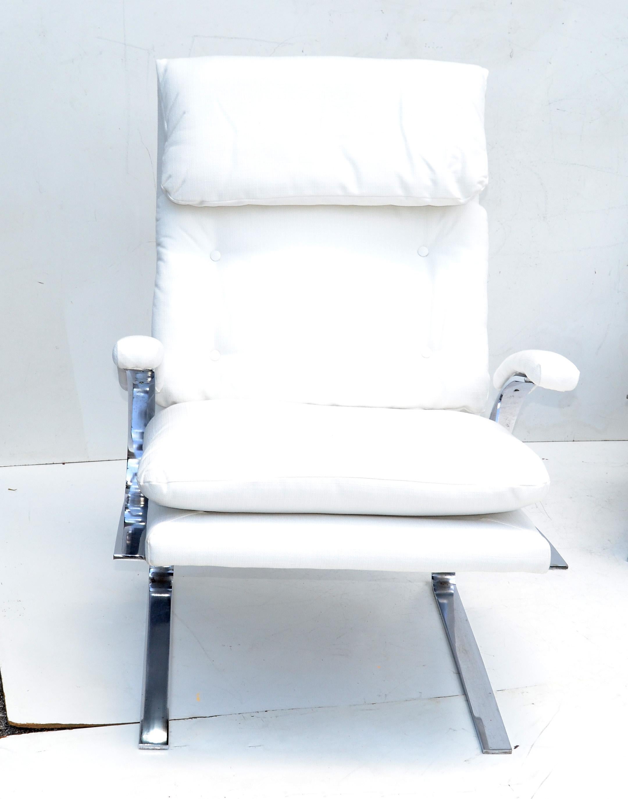 Italian Pair of Saporiti Style Cantilever Lounge Chair Off White Bouclé Upholstery, 1980 For Sale