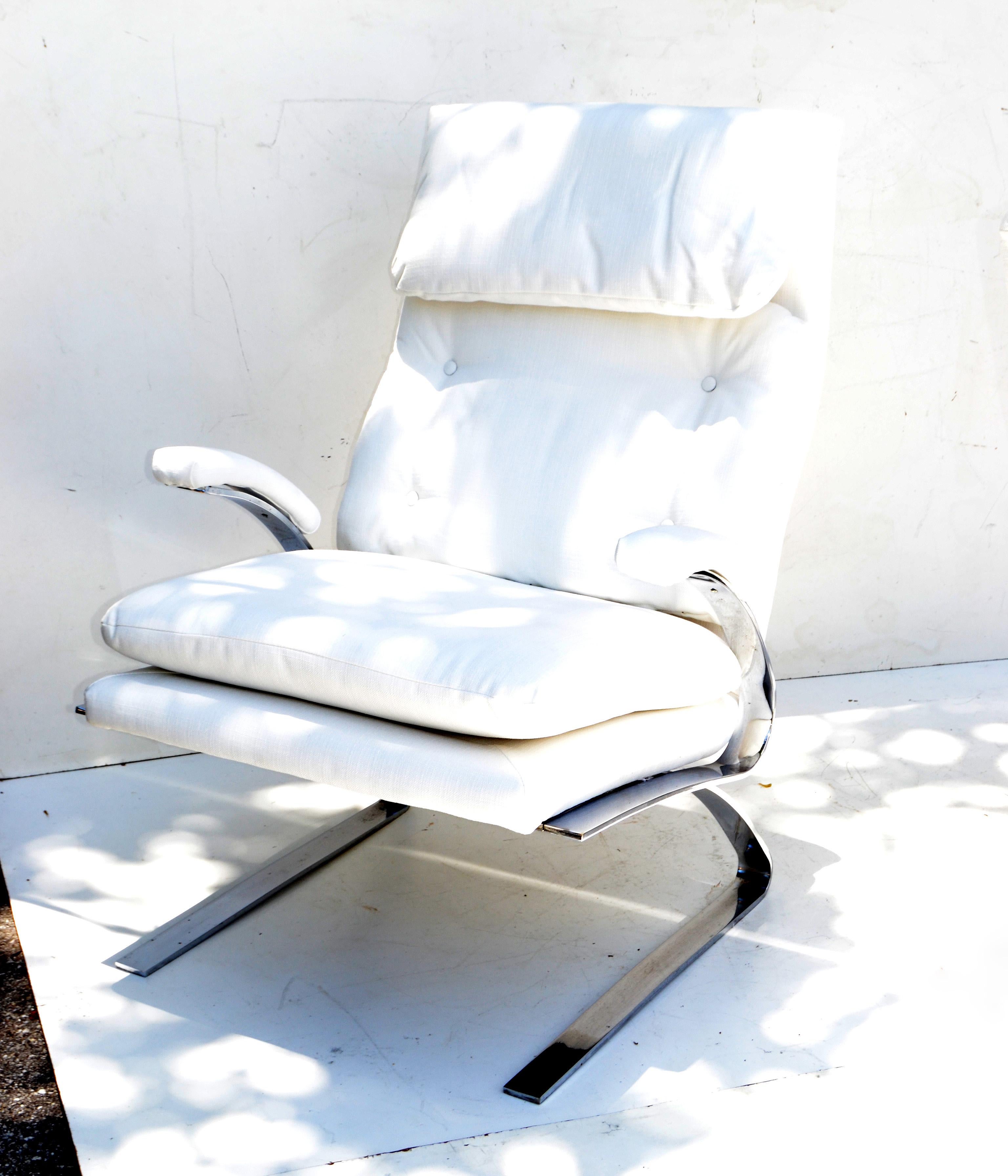 Pair of Saporiti Style Cantilever Lounge Chair Off White Bouclé Upholstery, 1980 In Good Condition For Sale In Miami, FL