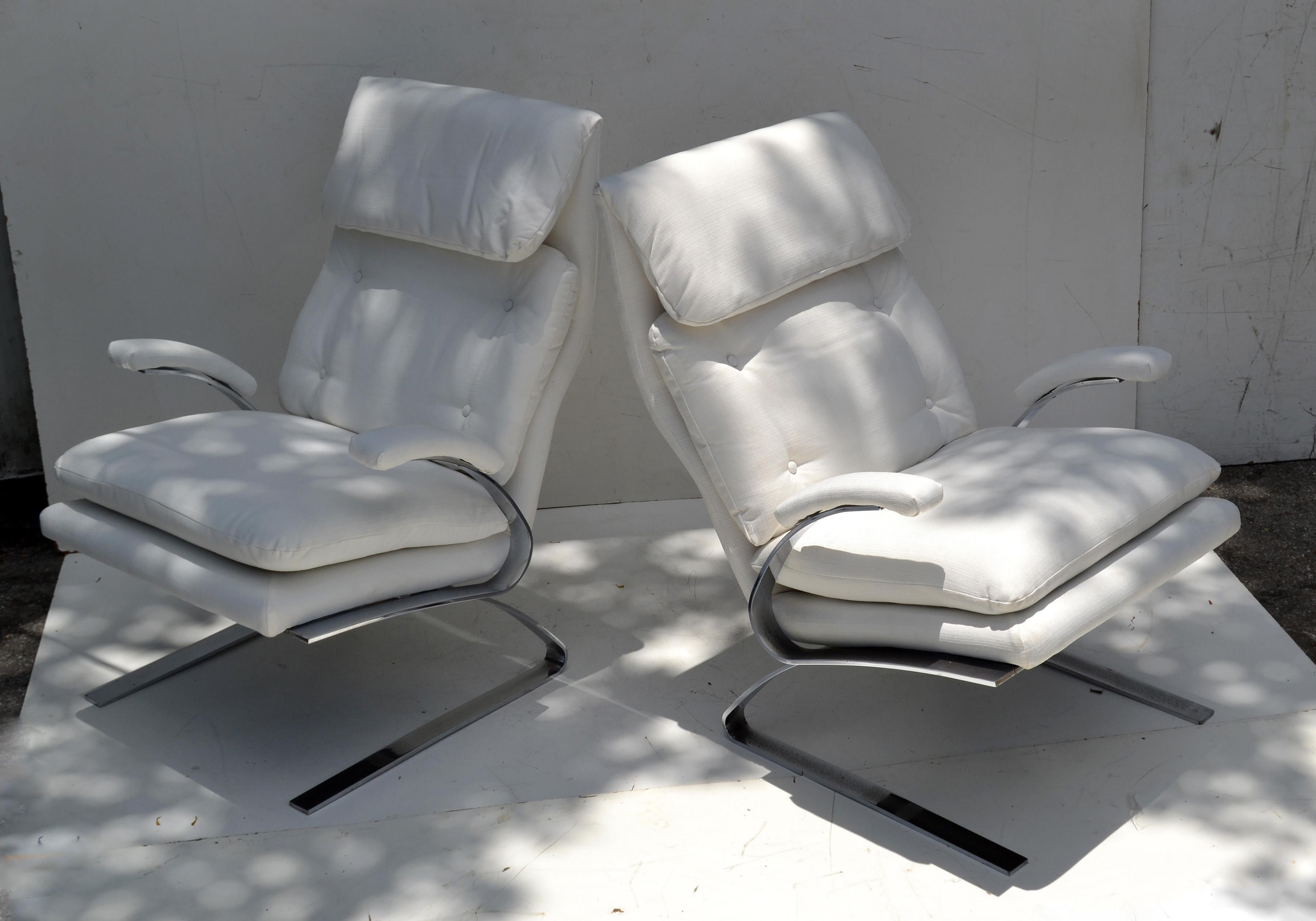 Late 20th Century Pair of Saporiti Style Cantilever Lounge Chair Off White Bouclé Upholstery, 1980 For Sale
