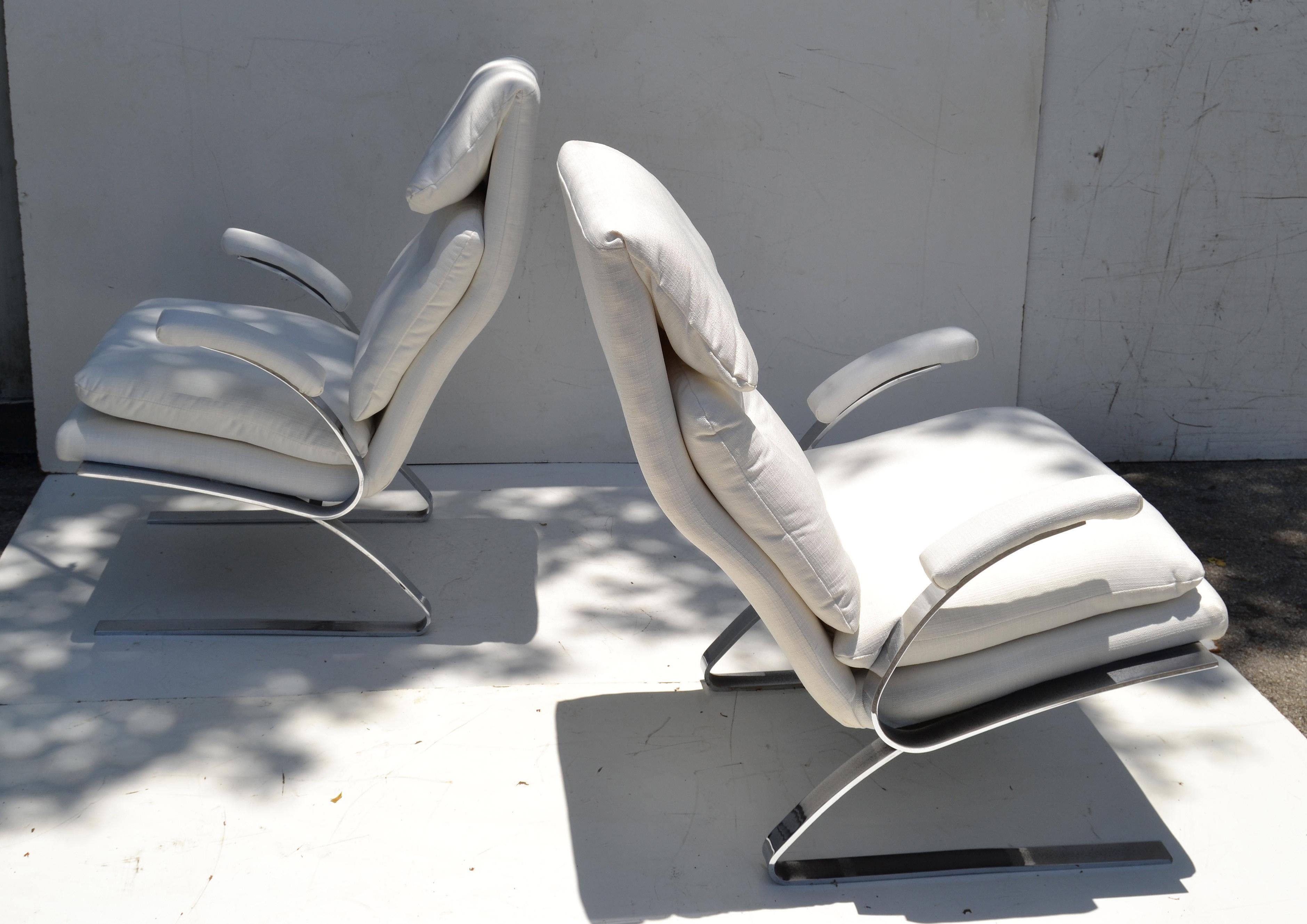 Pair of Saporiti Style Cantilever Lounge Chair Off White Bouclé Upholstery, 1980 For Sale 1