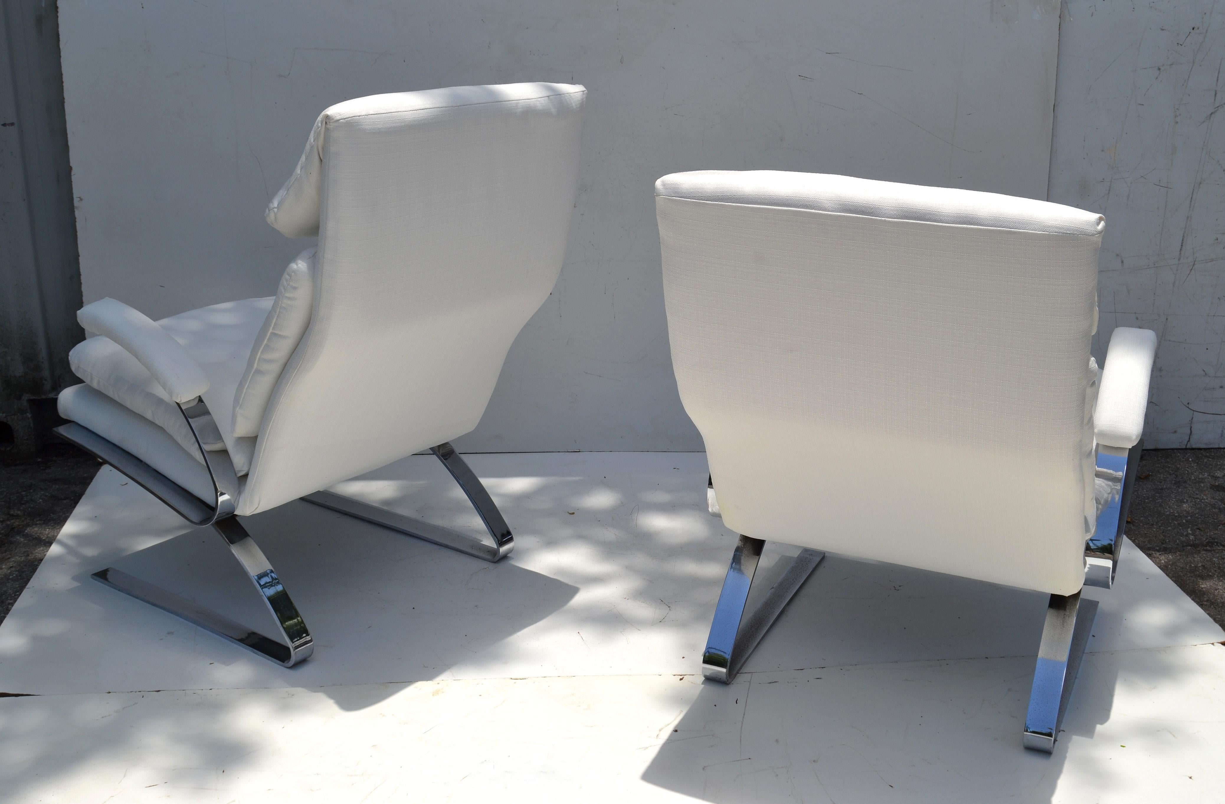 Paire de chaises longues cantilever de style Saporiti tapissées de bouclé blanc cassé, 1980 en vente 1