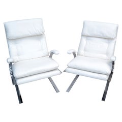 Paire de chaises longues cantilever de style Saporiti tapissées de bouclé blanc cassé, 1980
