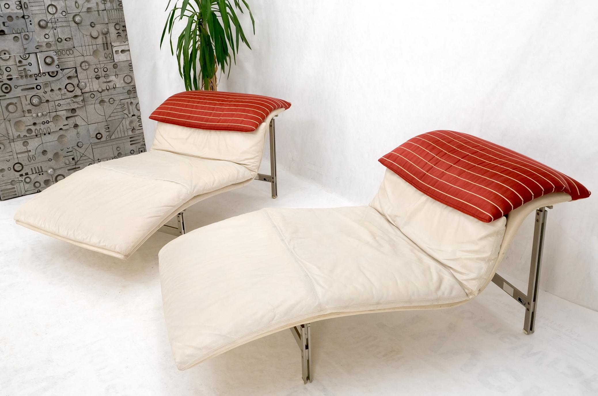Pair of Sapority Italian Mid Century Modern Leather Chaise Lounges In Good Condition For Sale In Rockaway, NJ