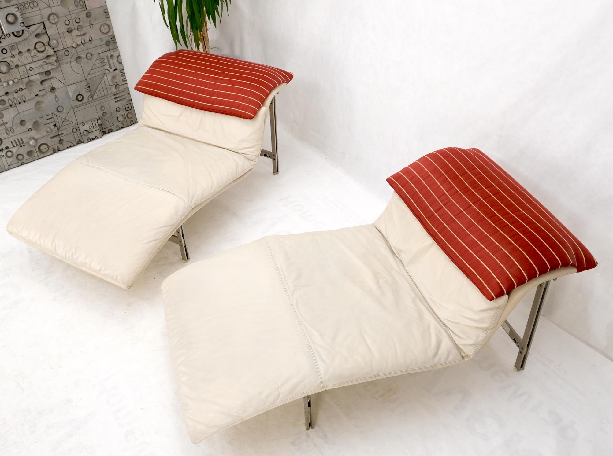 20th Century Pair of Sapority Italian Mid Century Modern Leather Chaise Lounges For Sale