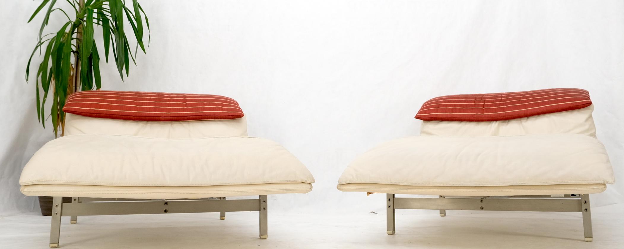 Pair of Sapority Italian Mid Century Modern Leather Chaise Lounges For Sale 2