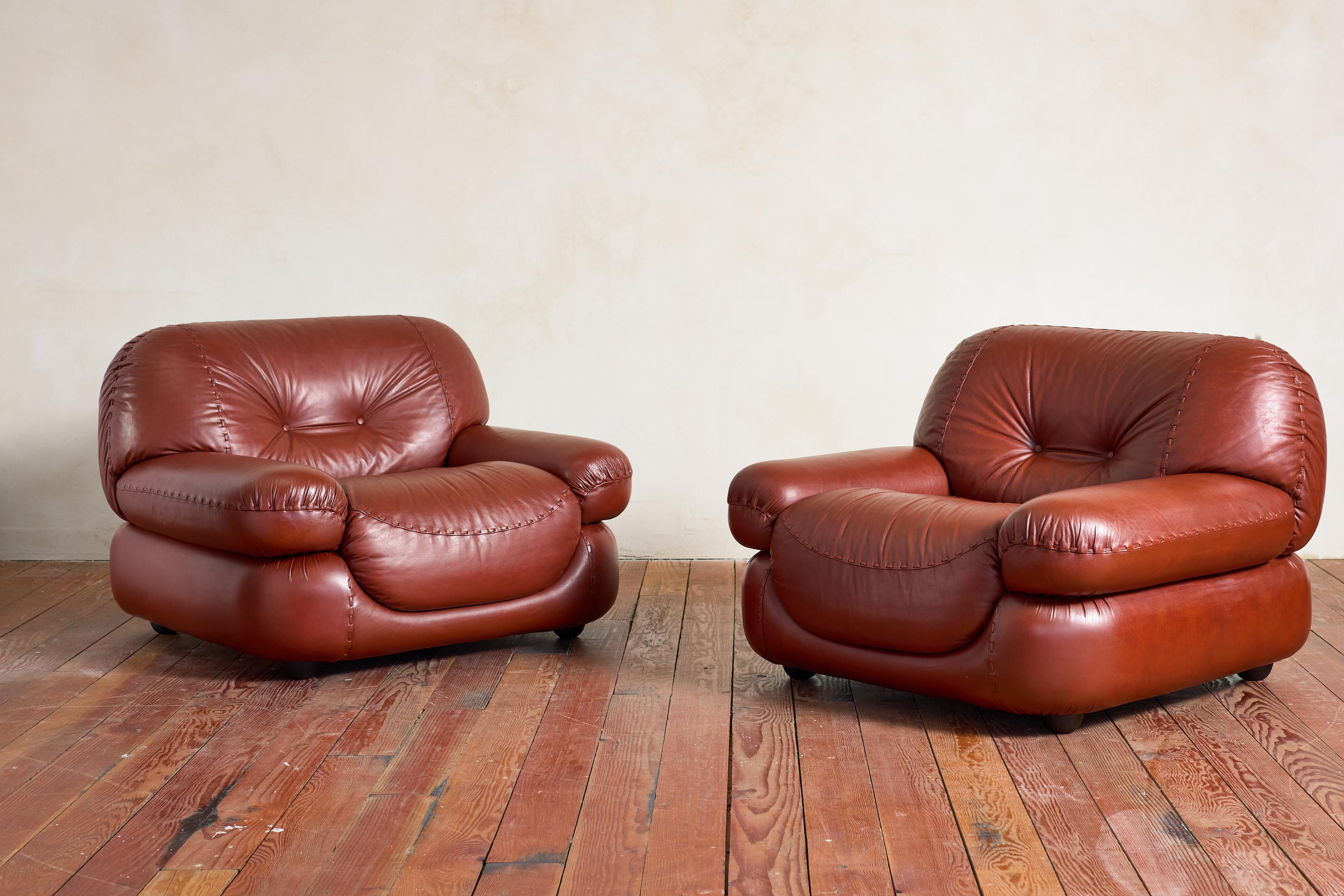 Grande paire de fauteuils Sapporo par Mobil Girgi - Cantù, Italie 1970

Une forme sculpturale avec une silhouette audacieuse et arrondie 

Coussins en cuir touffeté avec détails de points tissés.

Marque de production originale présente -