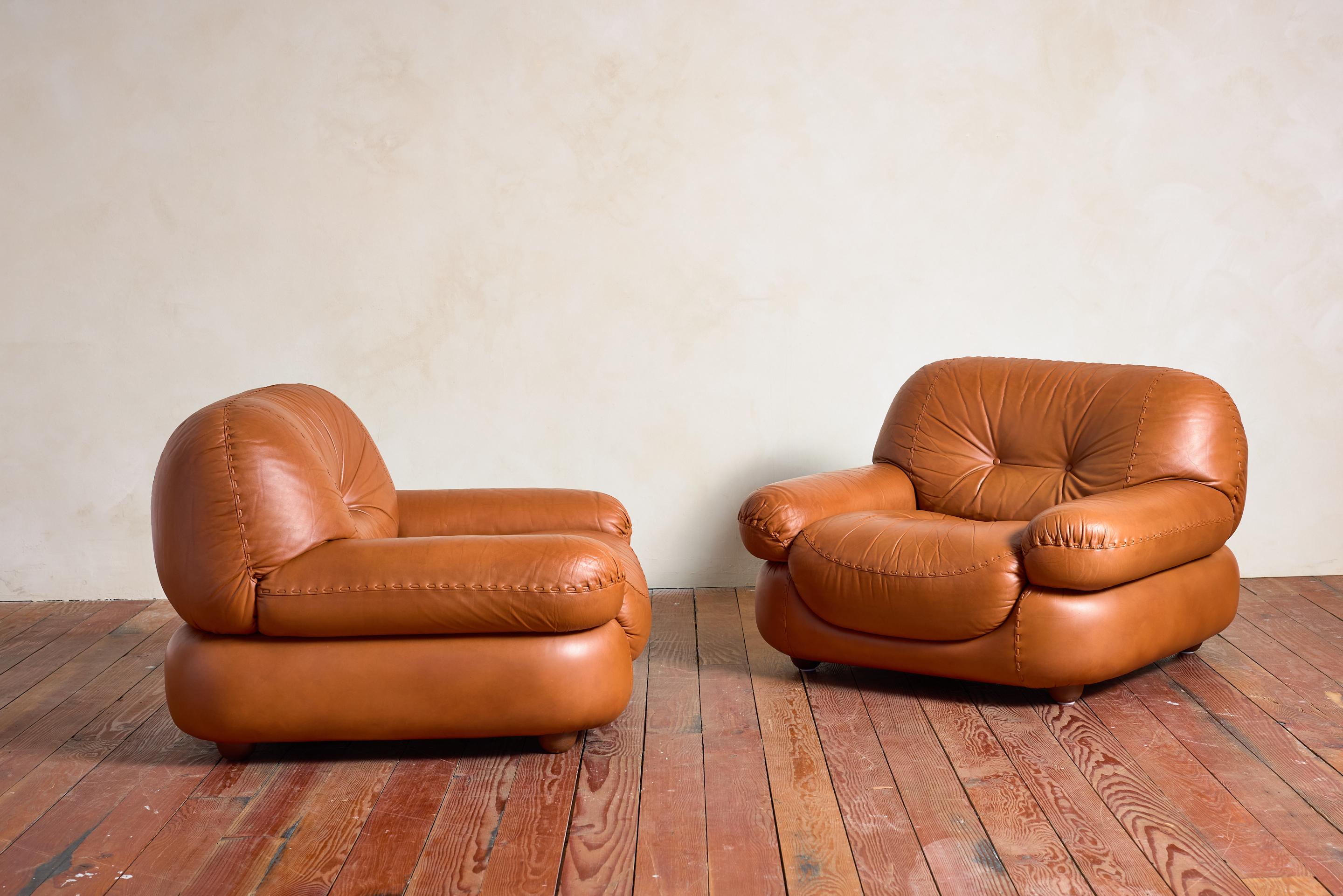 Large pair of Sapporo armchairs by Mobil Girgi - Cantù, Italy 1970s

Sculptural form with a bold, rounded silhouette 

Tufted leather cushions with woven stitch detailing.

Original production mark present