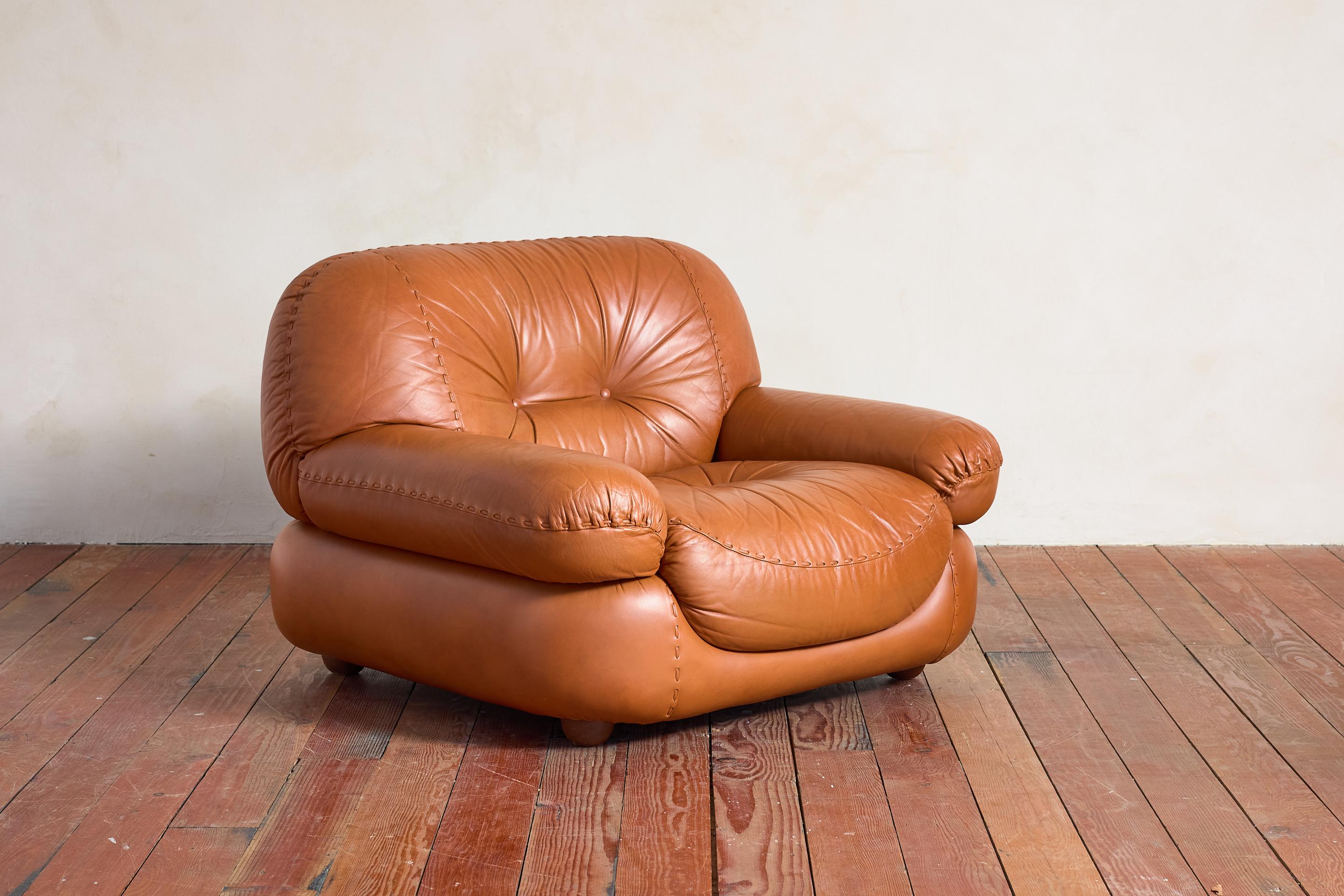 Pair of Sapporo Armchairs by Mobil Girgi In Good Condition For Sale In Beverly Hills, CA