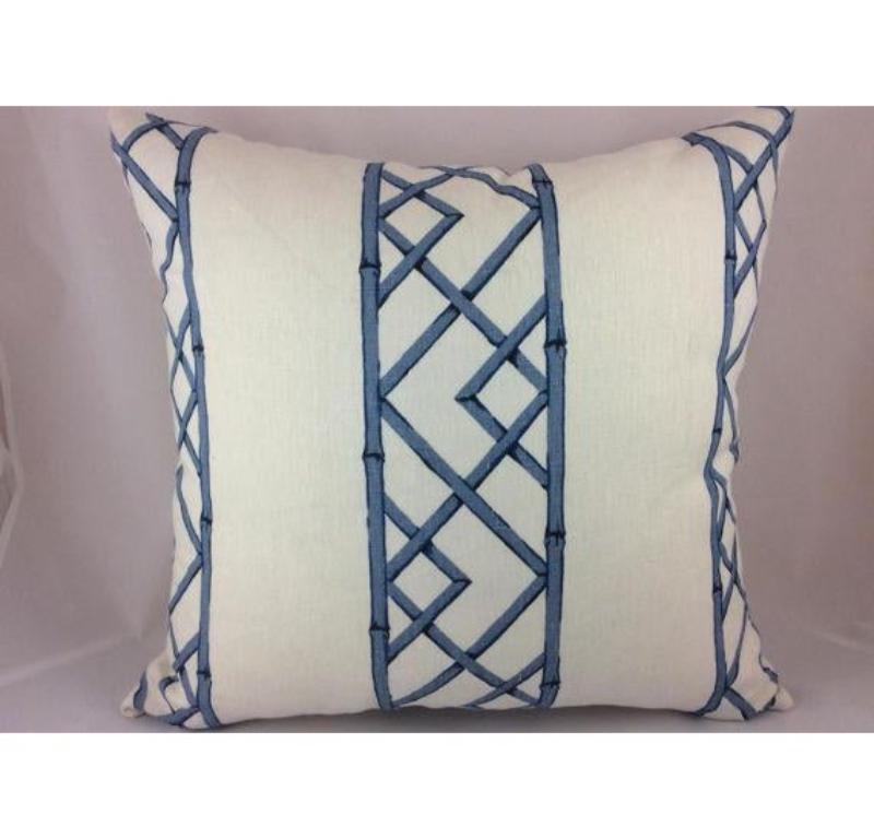 Così fresco e frizzante! Questo tessuto di lino è stato disegnato da Sarah Richardson, personaggio di HGTV, e presenta un disegno a latice (traliccio) a righe in blu su uno sfondo bianco brillante. Lo adoro e l'ho anche nel colore verde! Le fodere