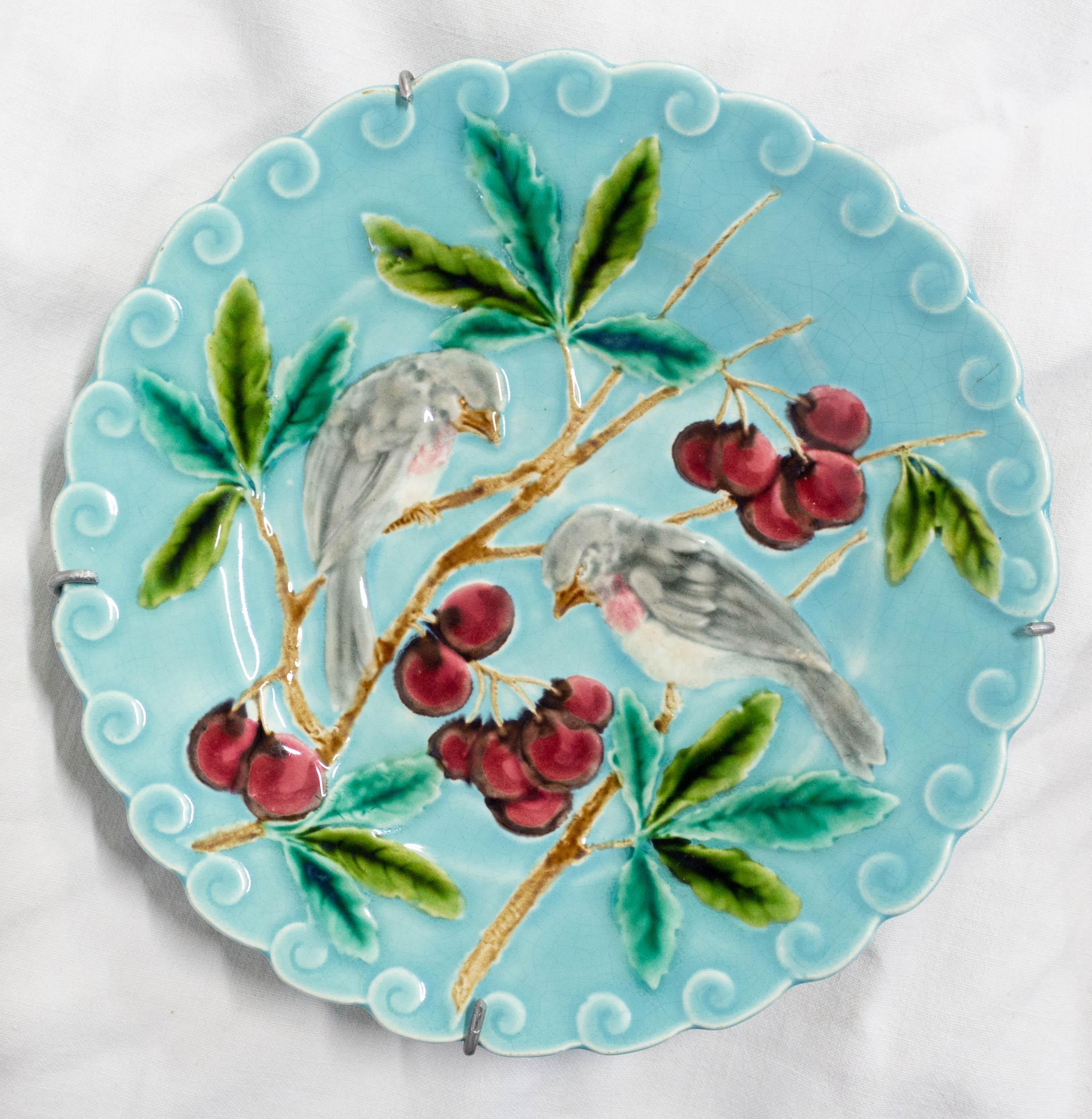 French pair of Sarreguemines plates, enameled barbotine
Birds in a cherry tree and vine
Good condition.

For shipping:
25/25/6 cm 2 kg.