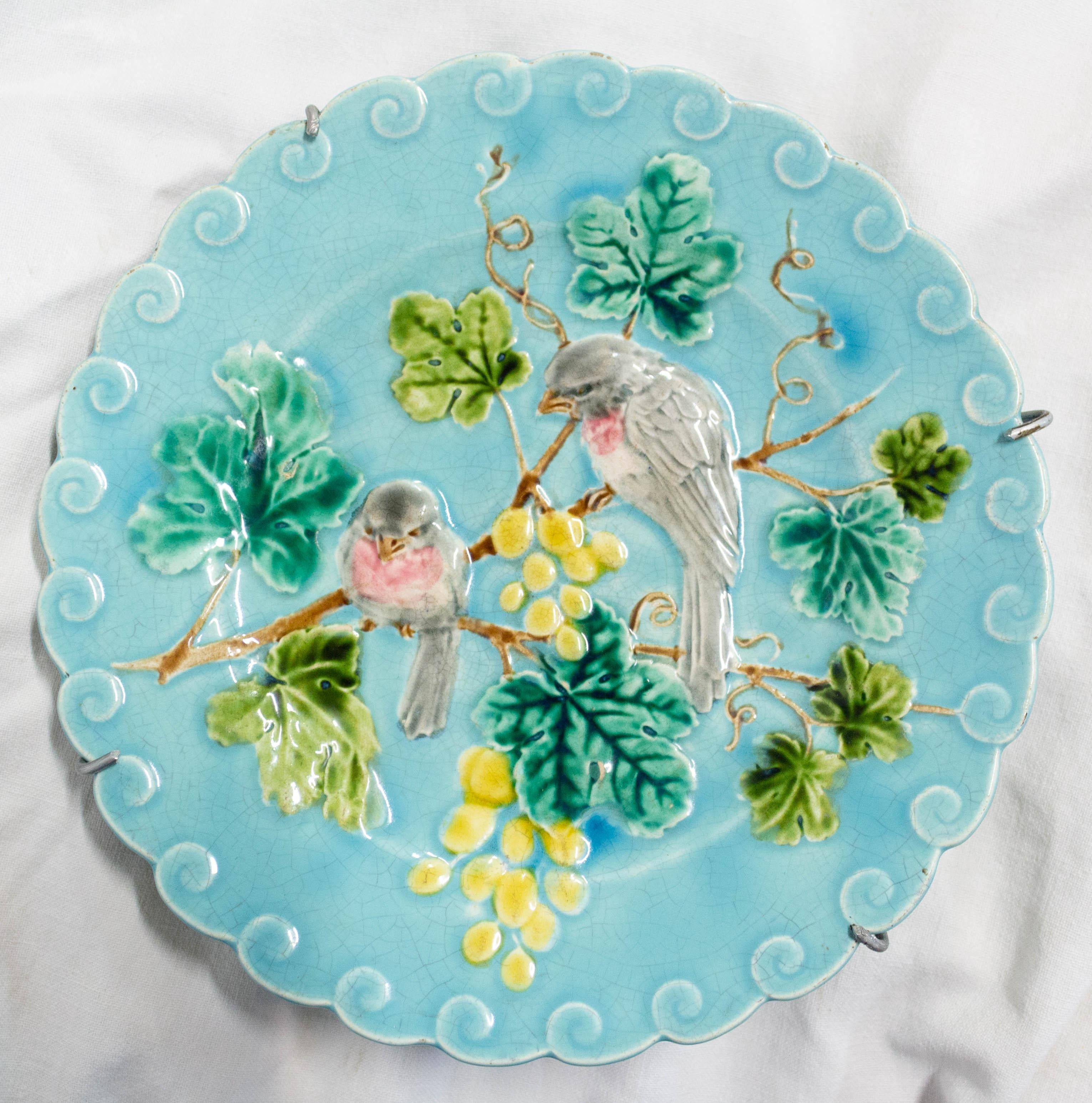 Mid-Century Modern Paire d'assiettes Sarreguemines Barbotine émaillées Oiseaux Français, fin du 19ème siècle