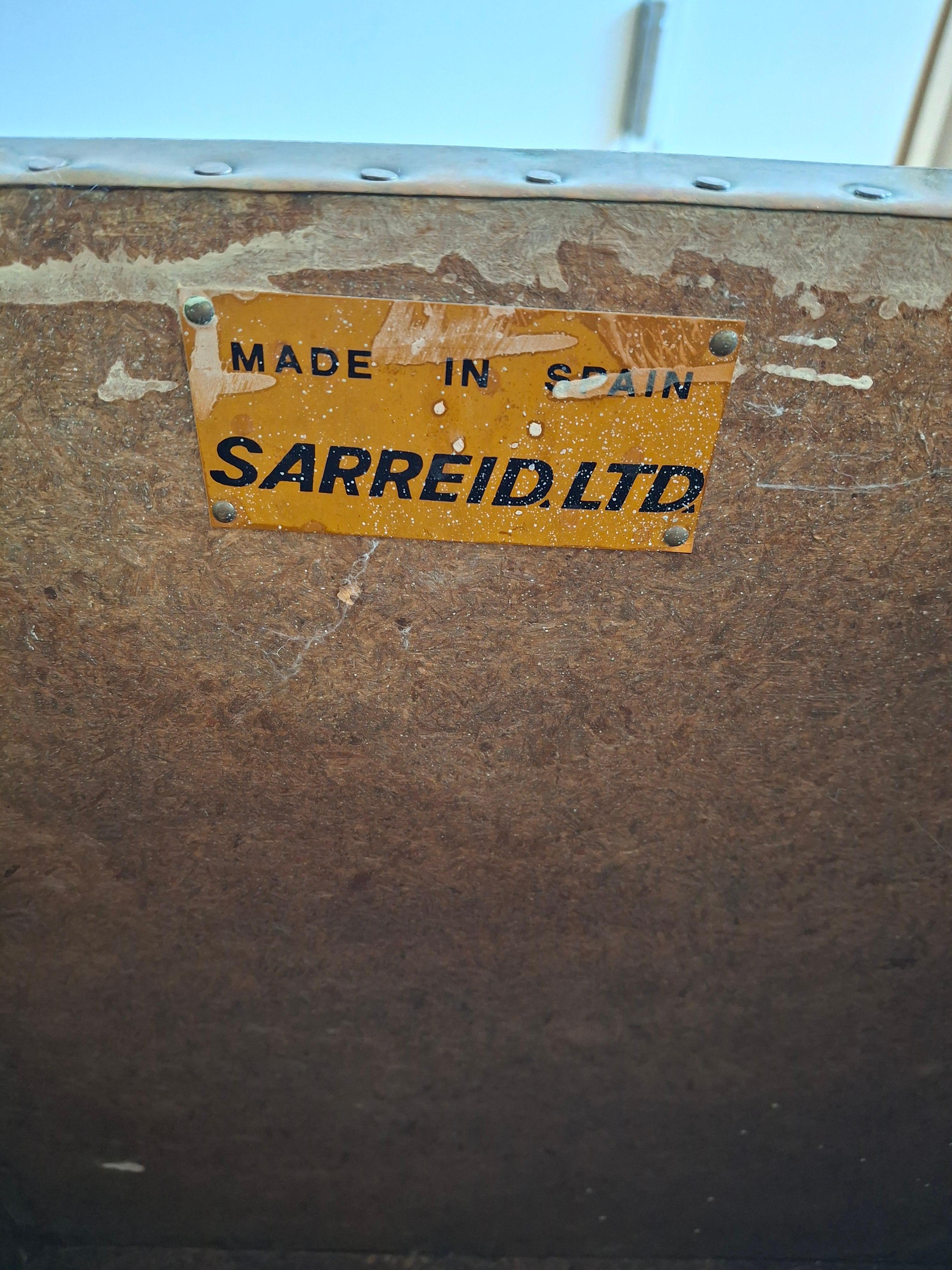 Par de Sarreid Ltd. Mesas auxiliares cubo revestidas de latón remachado en venta 4