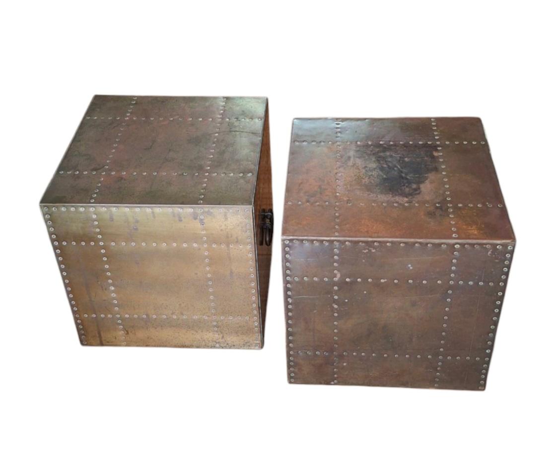 Par de Sarreid Ltd. Mesas auxiliares cubo revestidas de latón remachado Moderno en venta