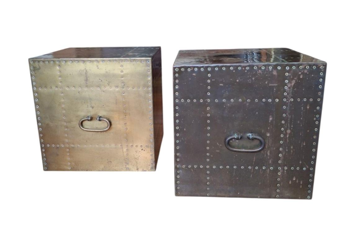 Par de Sarreid Ltd. Mesas auxiliares cubo revestidas de latón remachado Español en venta