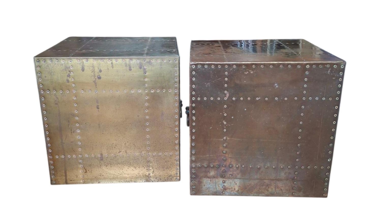 Par de Sarreid Ltd. Mesas auxiliares cubo revestidas de latón remachado en Bueno estado para la venta en San Francisco, CA