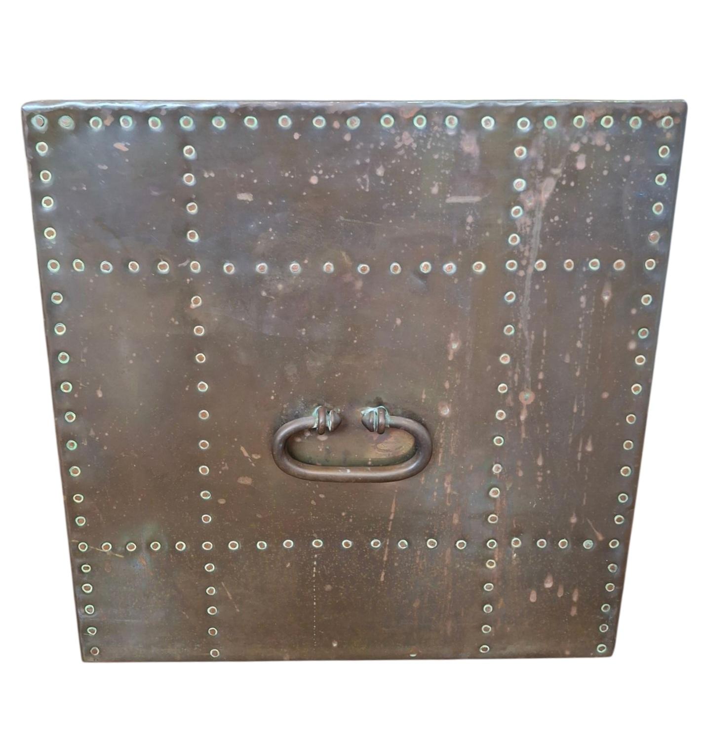 Par de Sarreid Ltd. Mesas auxiliares cubo revestidas de latón remachado siglo XX en venta