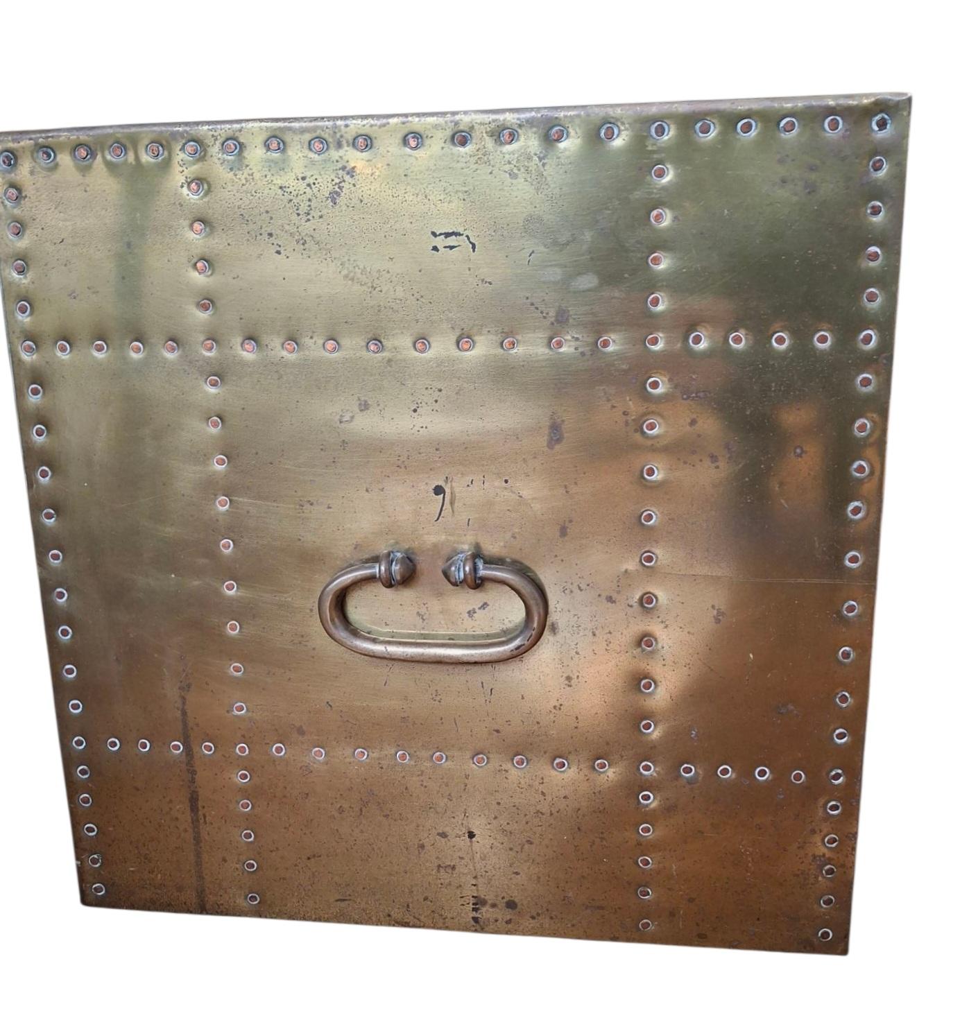 Par de Sarreid Ltd. Mesas auxiliares cubo revestidas de latón remachado Latón en venta