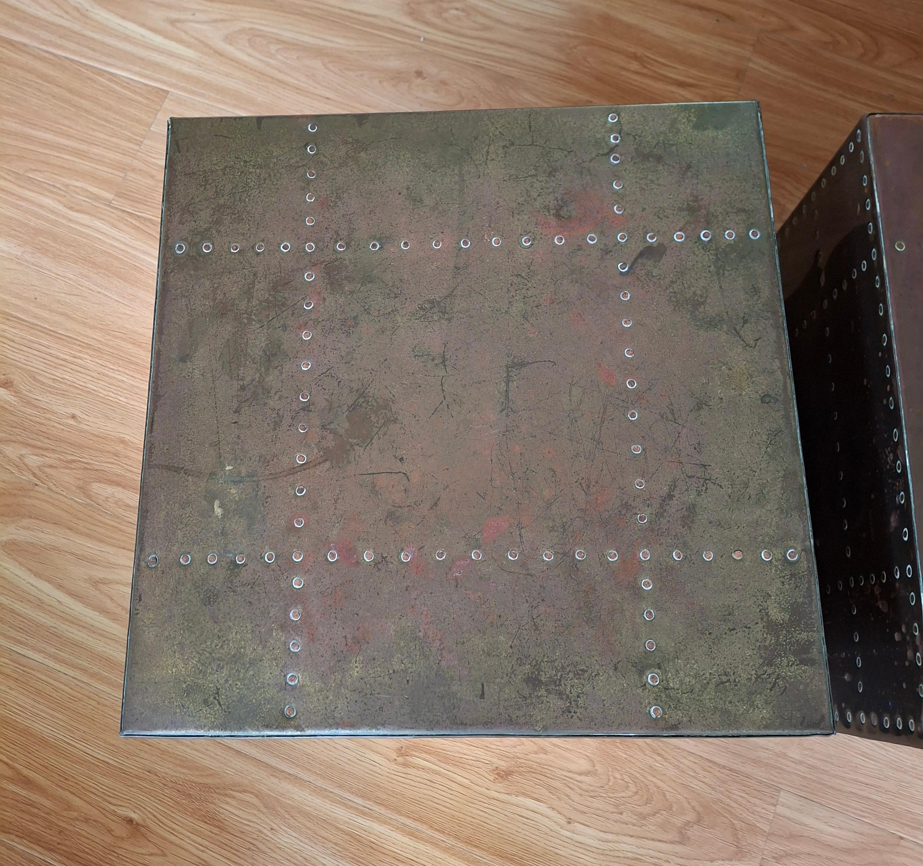 Par de Sarreid Ltd. Mesas auxiliares cubo revestidas de latón remachado en venta 1