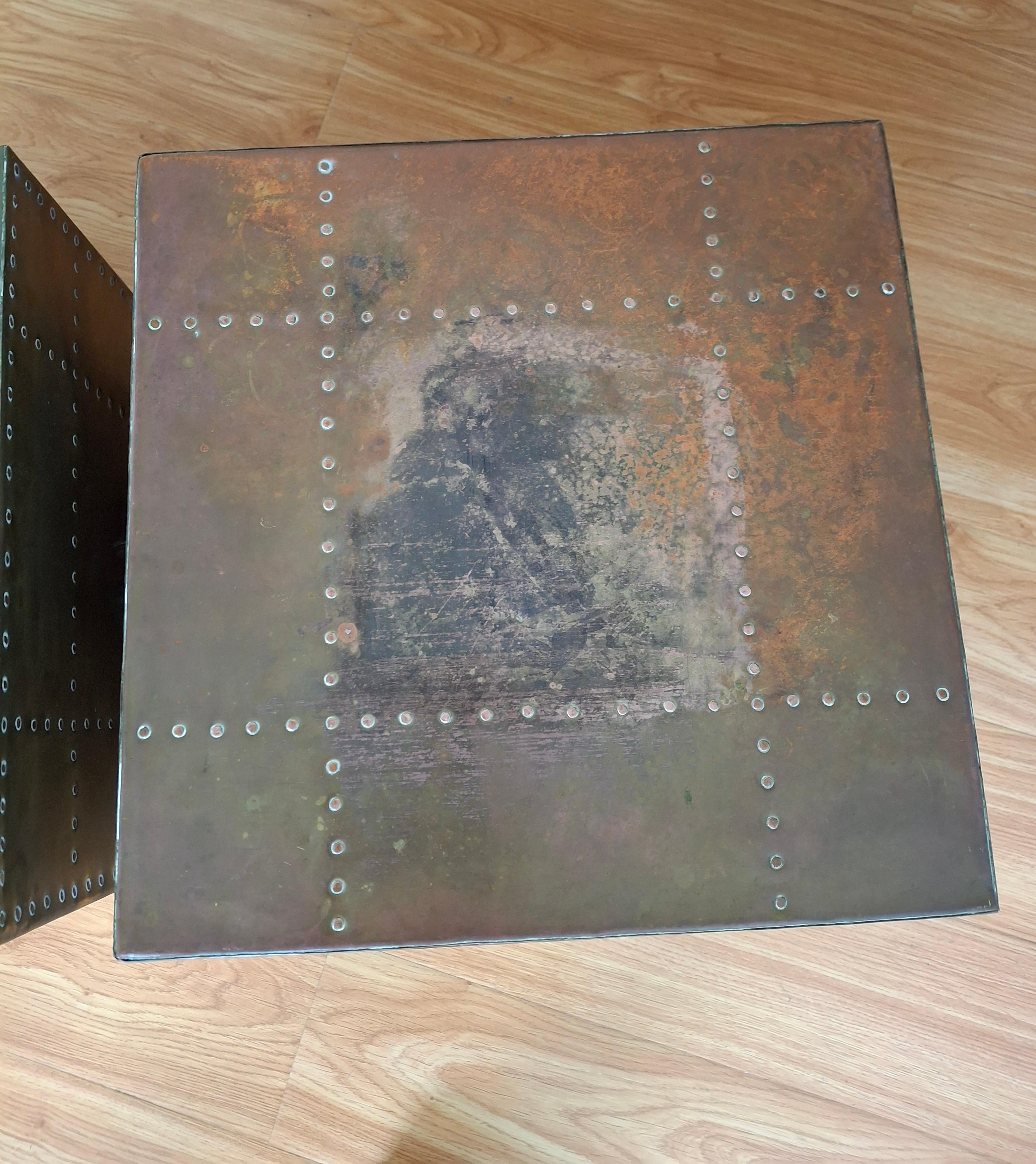 Par de Sarreid Ltd. Mesas auxiliares cubo revestidas de latón remachado en venta 2