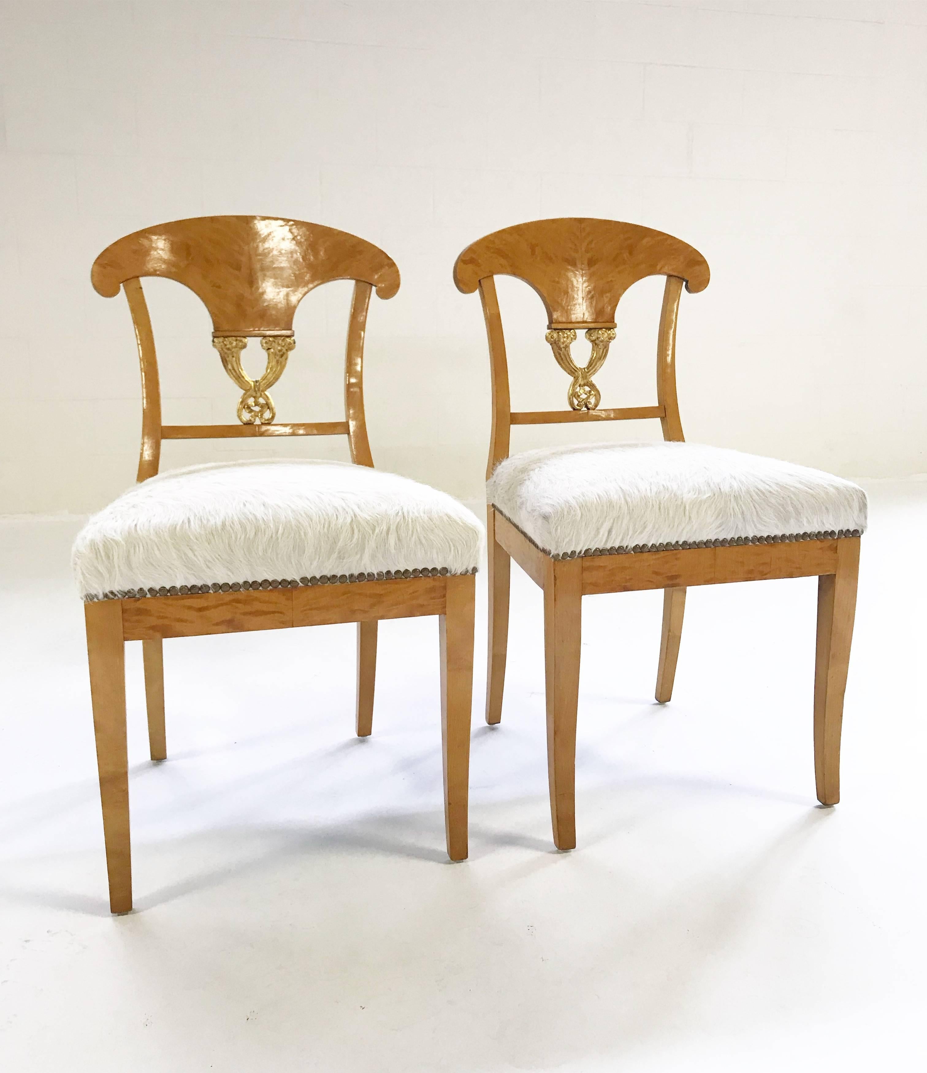 Pair of Satin Birch Biedermeier Chairs in Ivory Brazilian Cowhide, circa 1820 In Excellent Condition In SAINT LOUIS, MO