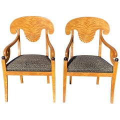 Coppia di poltrone in stile Biedermeier in betulla satinata con intagli a ventaglio radiale