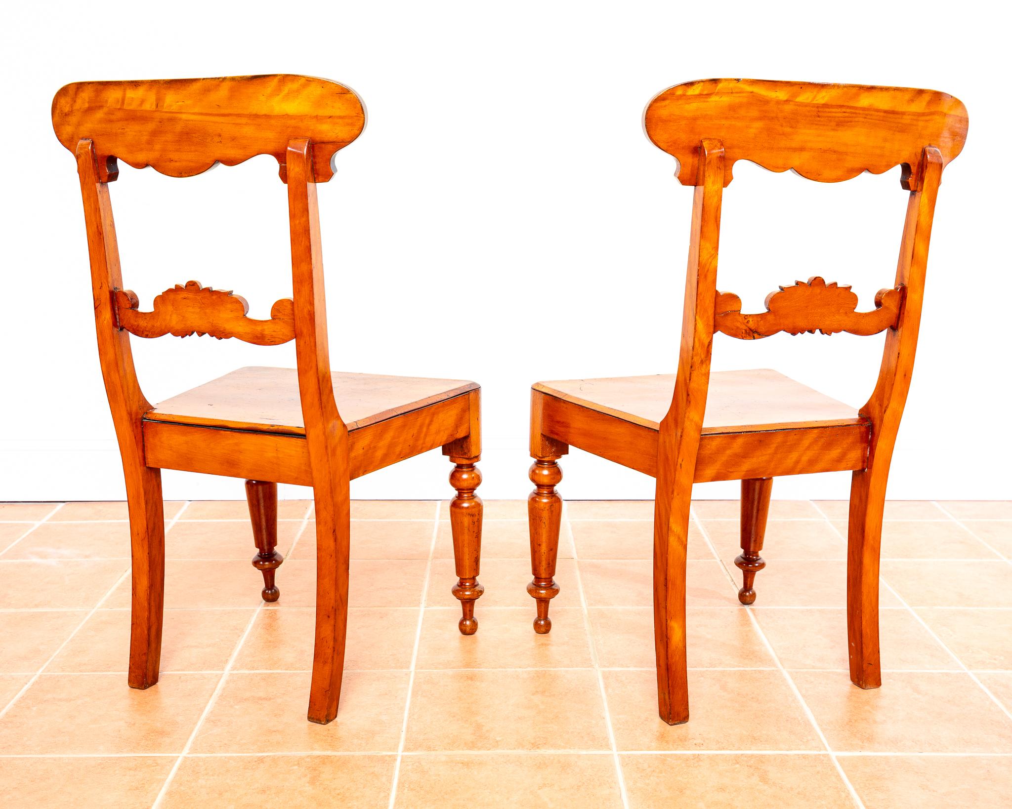 Une magnifique et très rare paire de chaises d'appoint en bouleau satiné Biedermeier en très bon état. Probablement fabriquée en Suède à la fin du règne de Karl Johan, vers 1820, cette paire étonnamment impressionnante fera sensation dans n'importe
