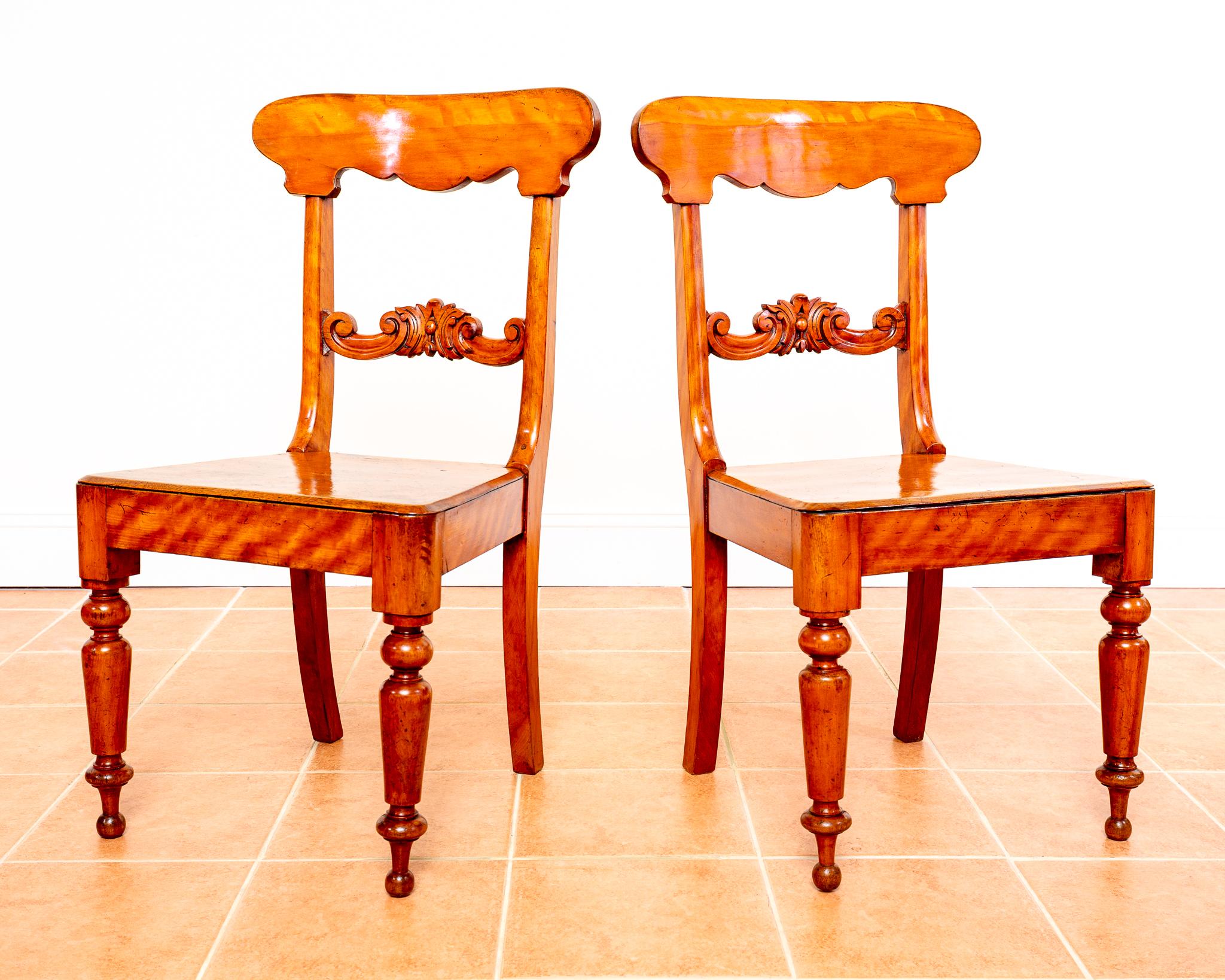 Sculpté à la main Paire de chaises suédoises Biedermeier Karl Johan Gustavian Fine Antique en vente