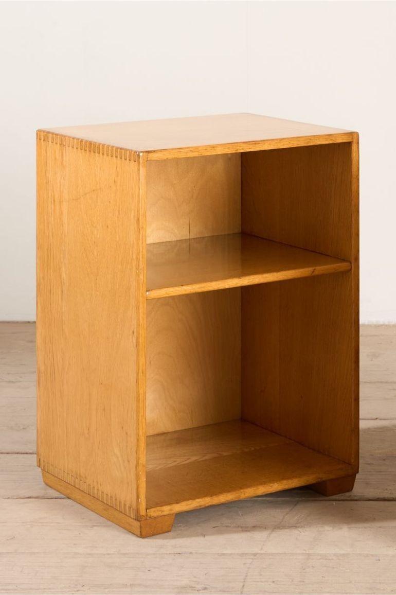 These are a great looking pair of Papworth industries war department 1959 bedside tables made from solid oak and have a striking satin finish to them. Great colour but the detail I particularly like is the dove tail joints along the sides. Overall