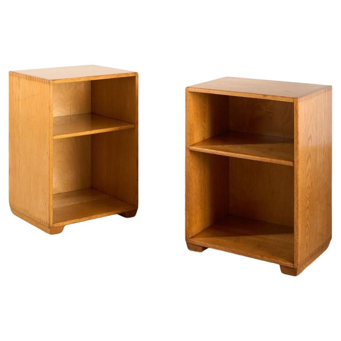 Paire de tables de chevet en chêne satiné du département de la guerre