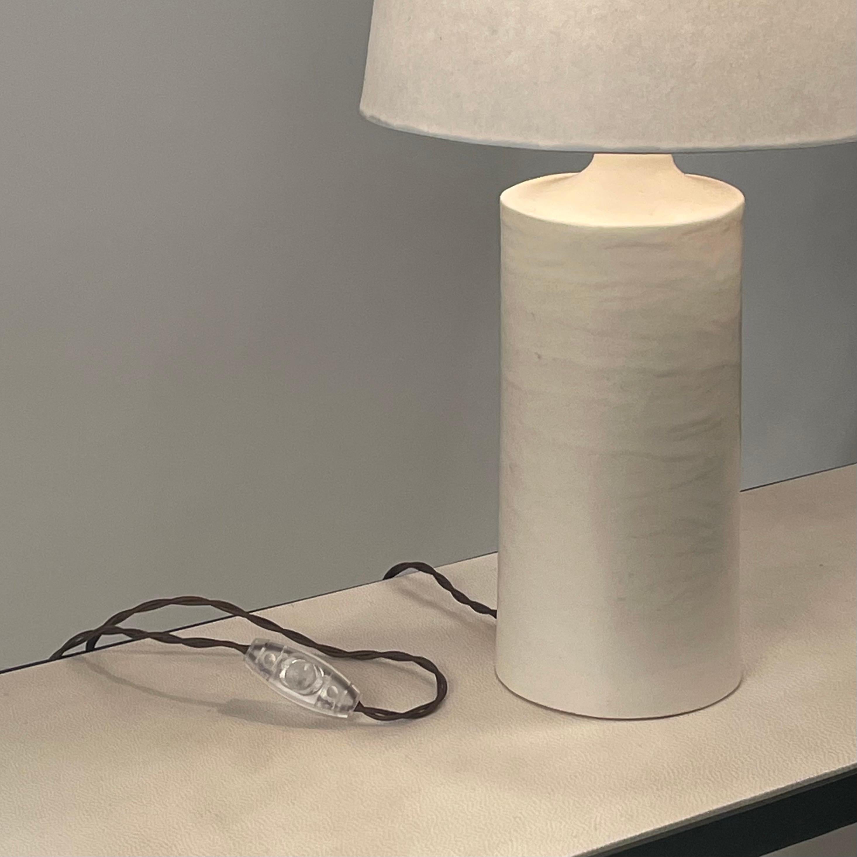 Vernissé Paire de lampes de table en céramique 'Rouleau' blanc satiné par Design Frères en vente
