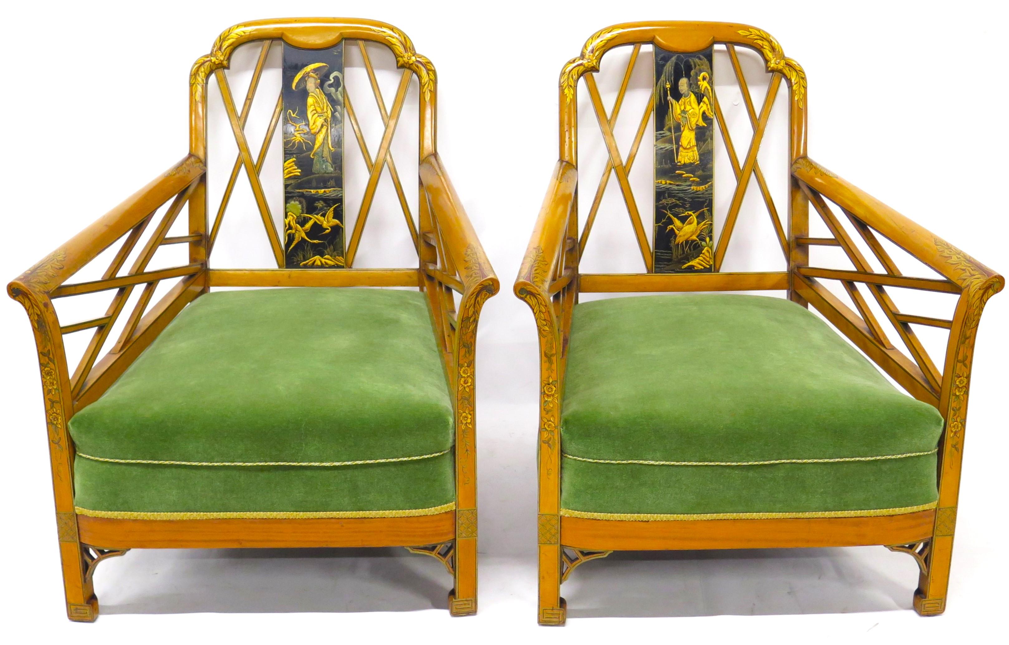 una coppia di sedie da salotto/club in legno di raso molto eleganti con sedile e finiture in velluto mohair verde muschio, struttura in legno di raso in stile Chippendale cinese con decorazioni ebanizzate e dorate, compresa la spalliera con figure