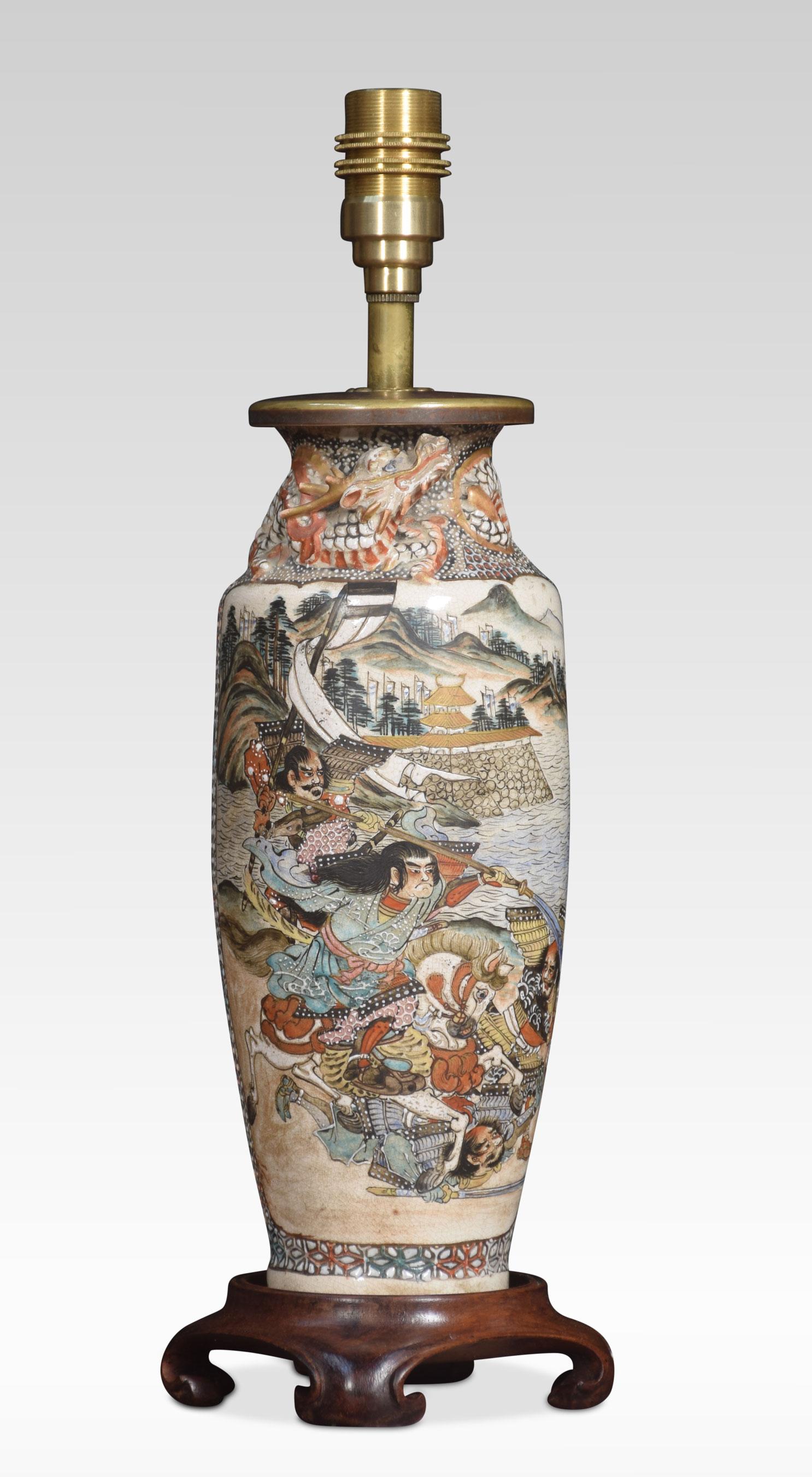 Paire de lampes vases en porcelaine de Satsuma. Les panneaux insérés représentent des paysages japonais avec un décor de dragon moulé. Le tout sur des bases en bois dur.
Dimensions
Hauteur 14.5 pouces
Largeur 4.5 pouces
Profondeur 4.5 pouces.