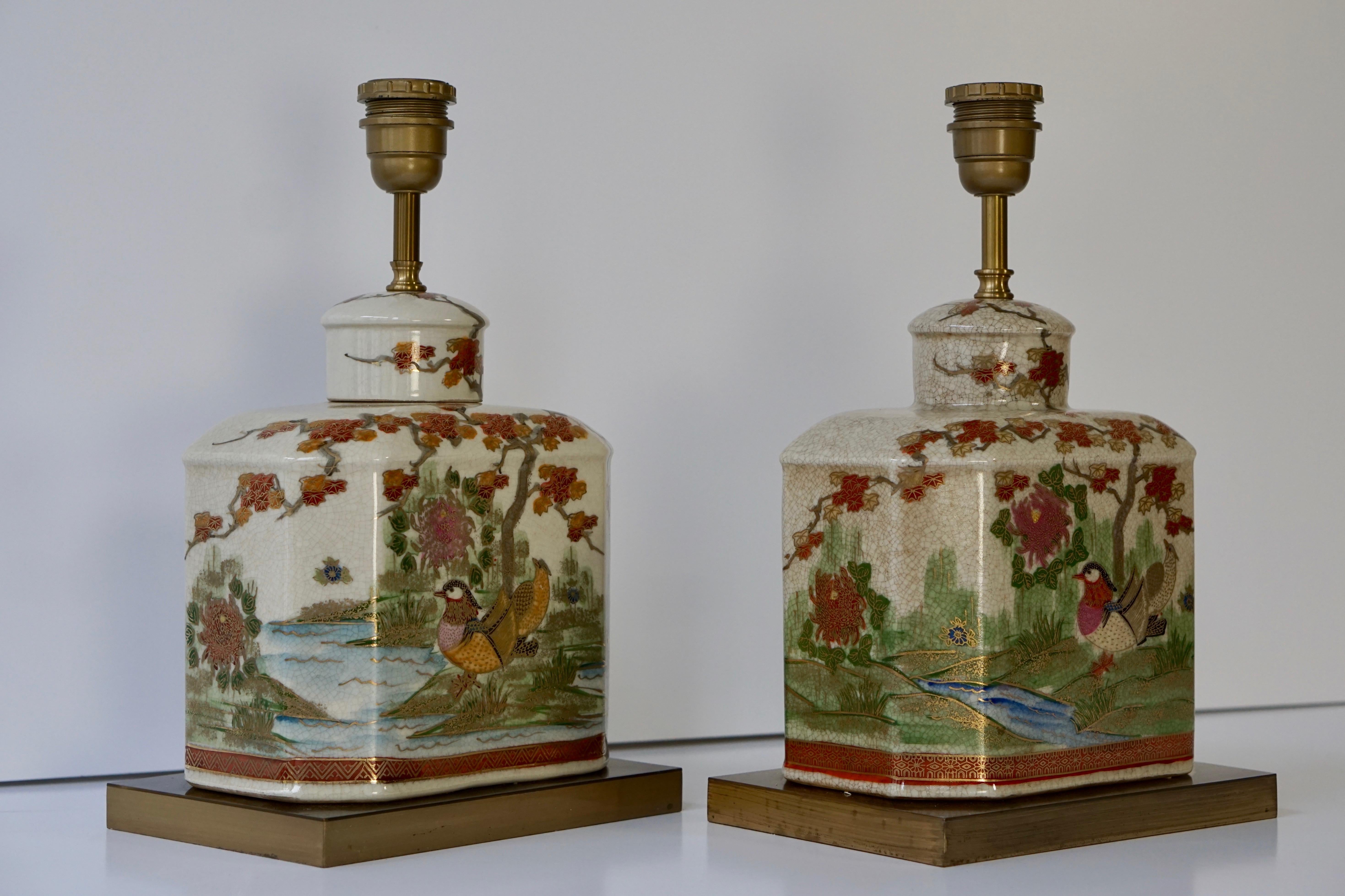 Pair of midcentury Satsuma Japanese lamps with brass base and decorated with birds and flowers.
Japan 1930s.
Measures: Height 53 cm, width 38 cm.
Depth 24 cm.
Width brass base 23 cm,
depth 16 cm.
One E27 bulb.