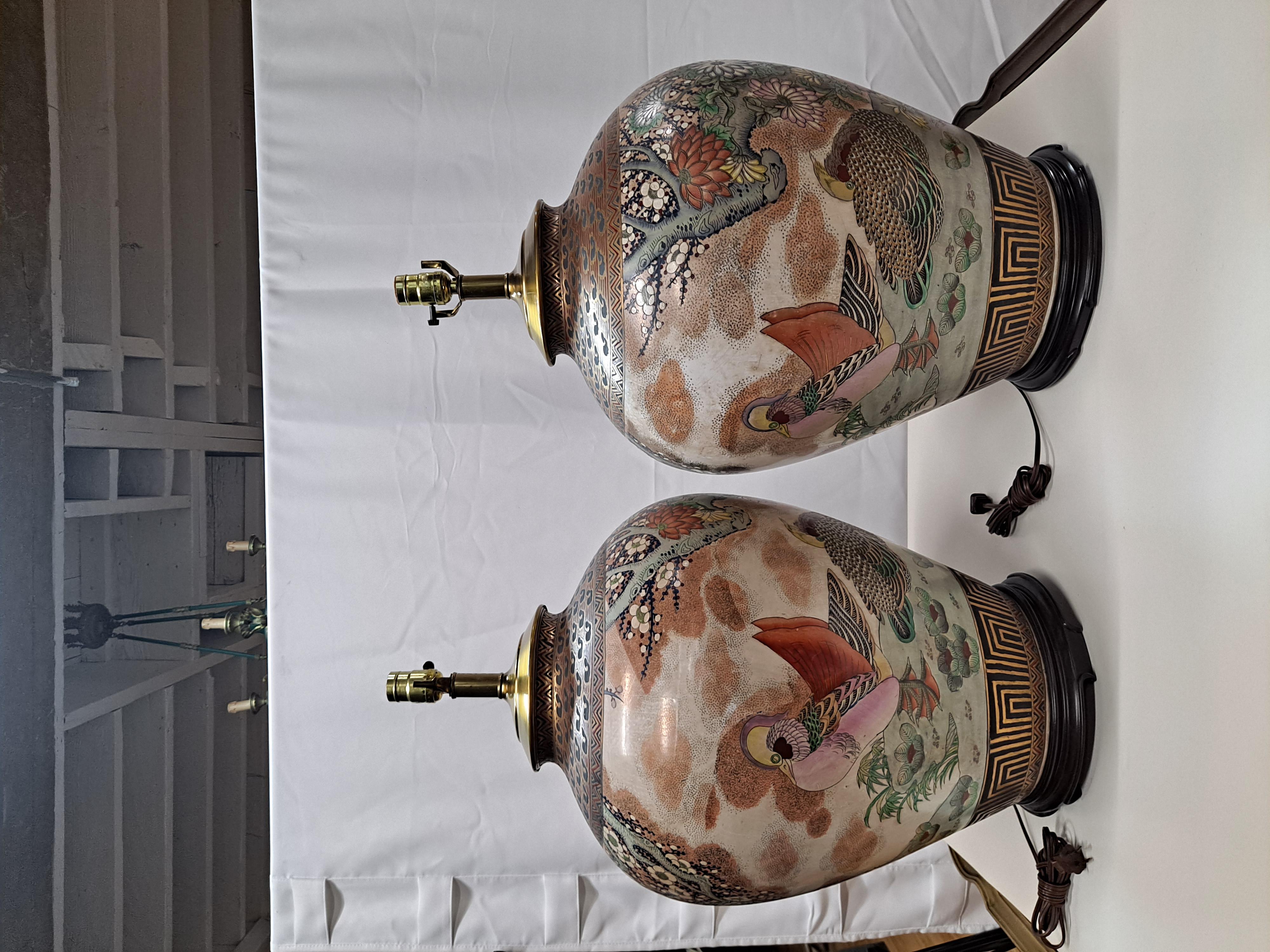 Paar Porzellan-Tischlampen im Satsuma-Stil, handbemalte Szenen mit Vögeln und Pfingstrosen

