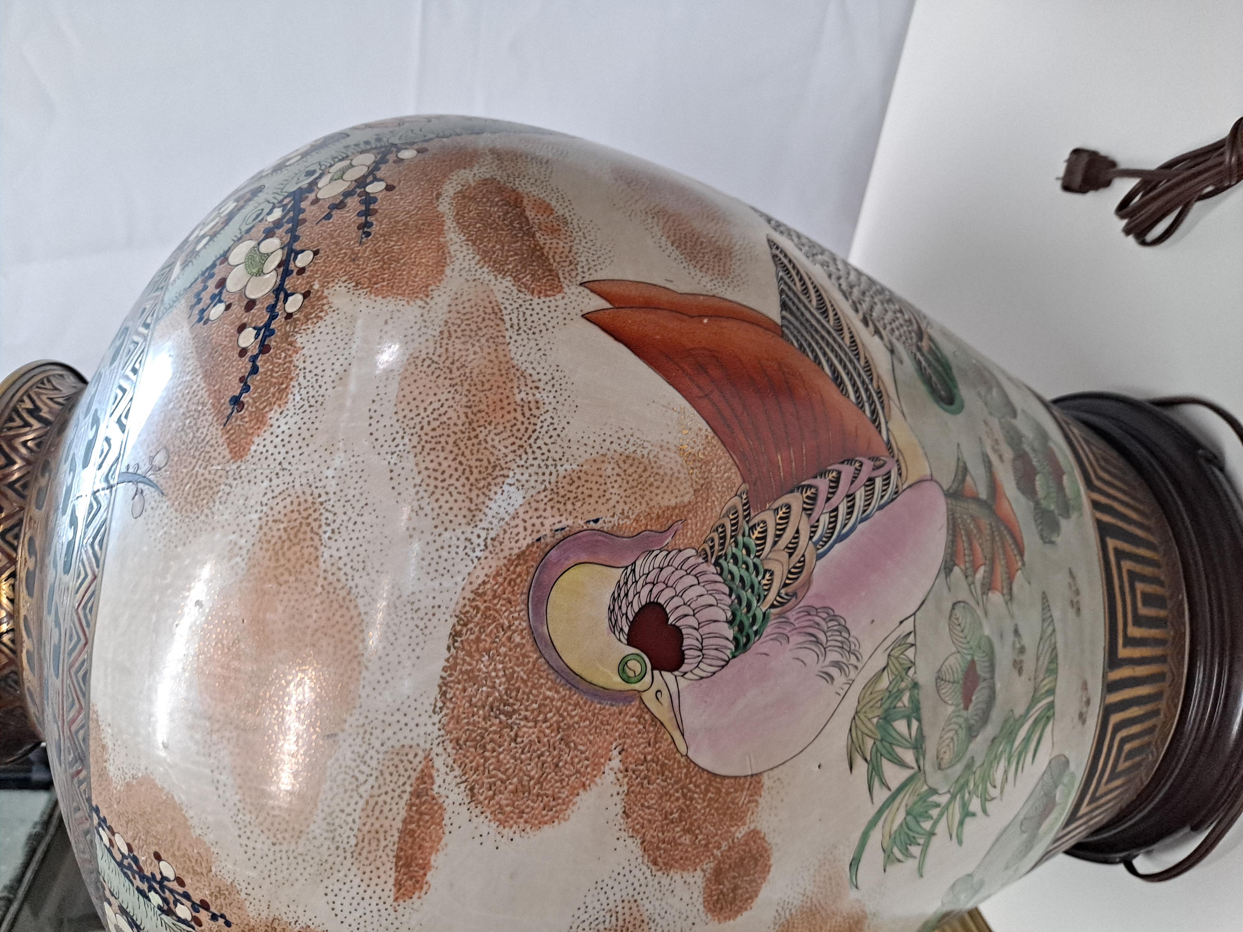 Paire de lampes de table en porcelaine de style Satsuma, peintes à la main en vente 3