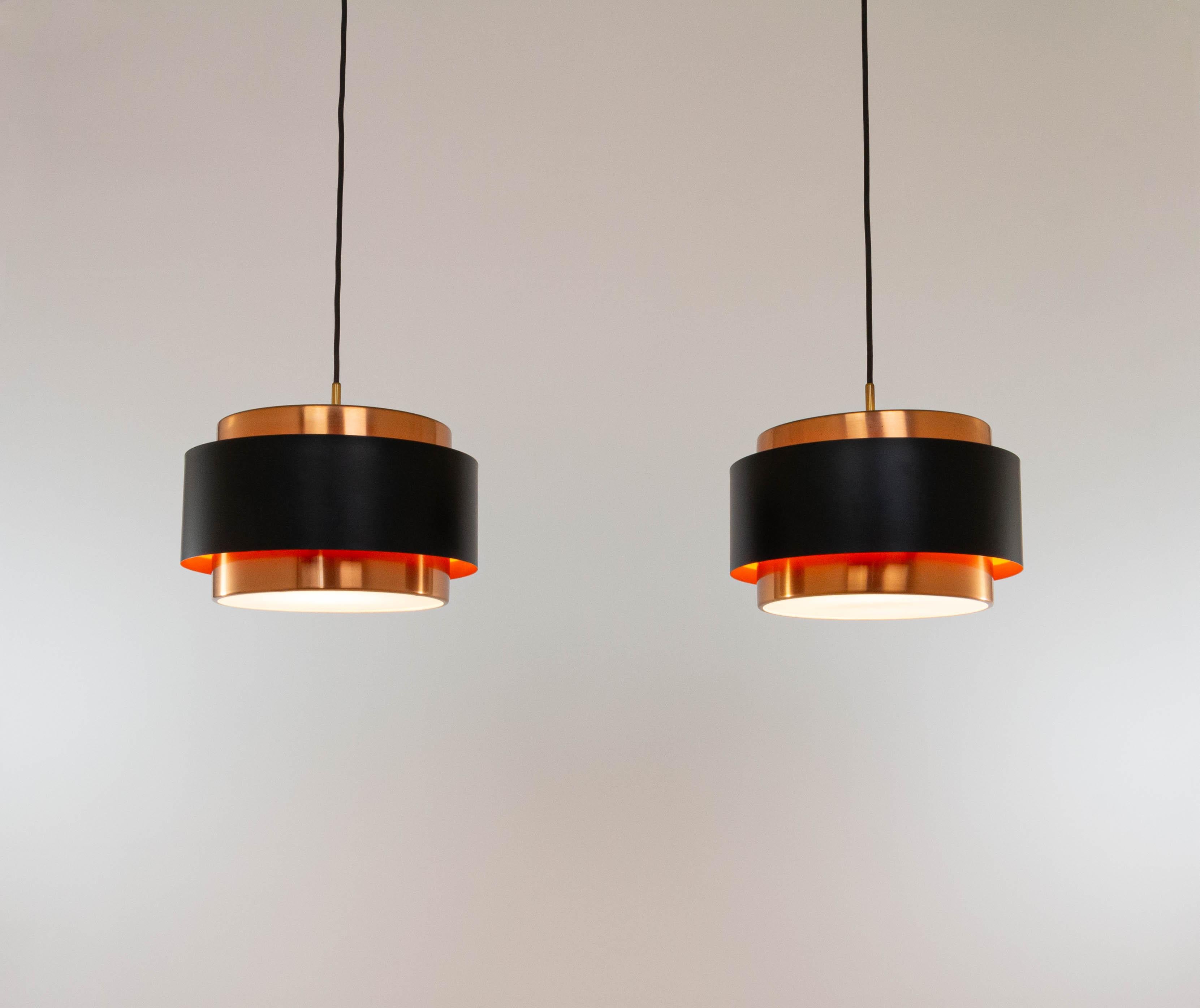 Due pendenti Saturn, progettati dal designer danese Jo Hammerborg e prodotti da Fog & Mørup.

Il modello è una struttura composta da due fasce cilindriche concentriche in rame tenute insieme da una fascia laccata nera. Nella parte superiore e